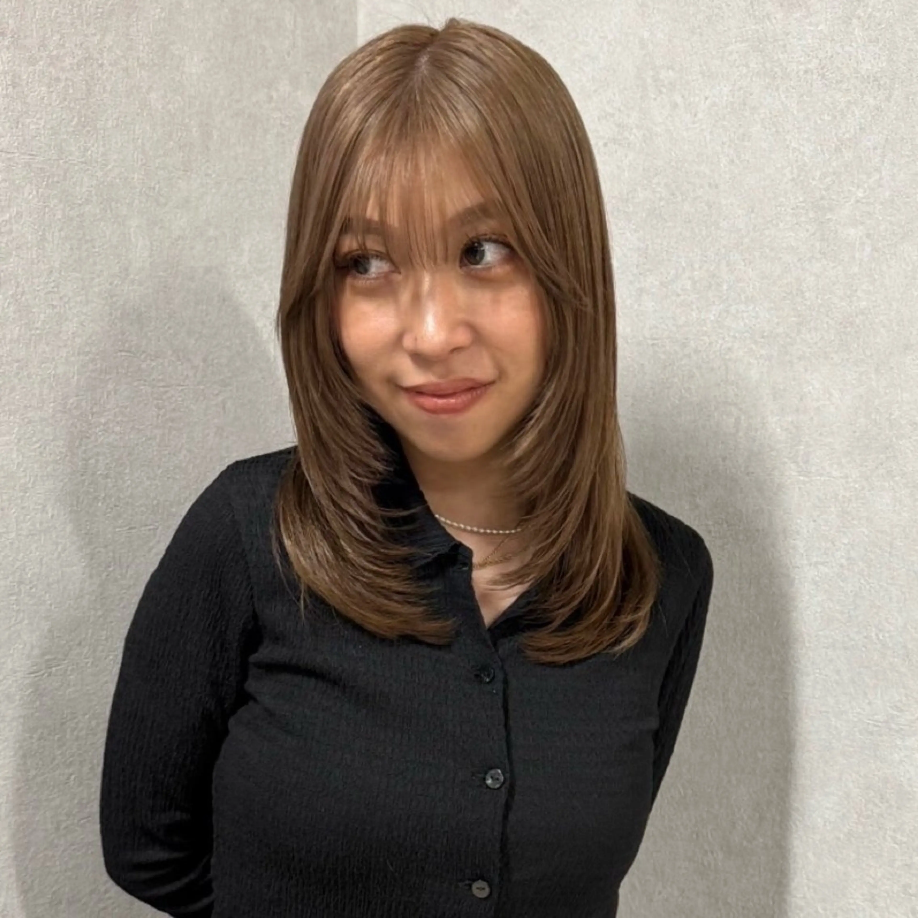 ミディアム カラー アッシュ ベージュカラー ブリーチ 透明感カラー ダブルカラー カット ヘアカラー レイヤー /髪質改善/ariのヘアスタイル