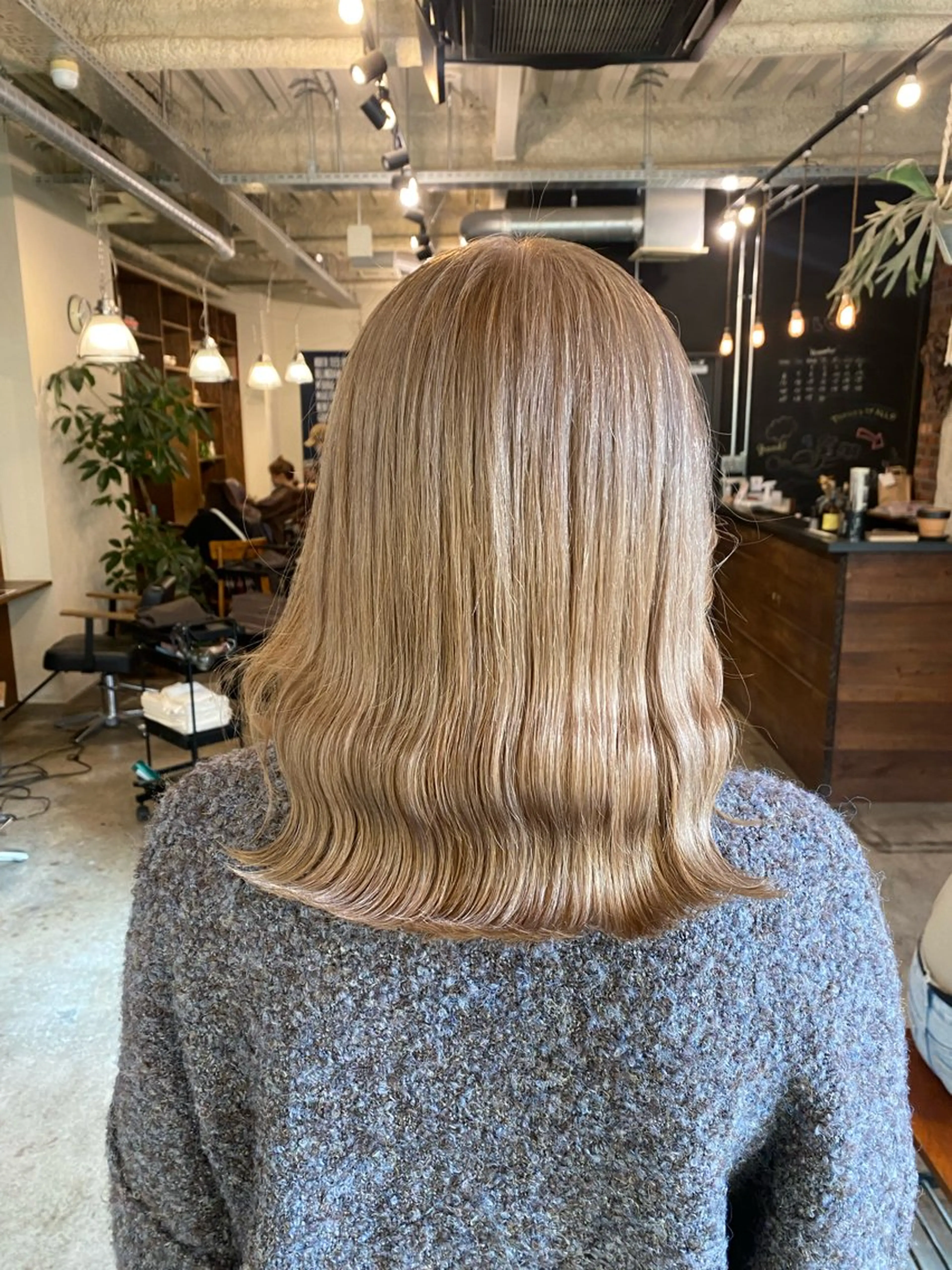 ショート カラー ベージュカラー ミルクティーベージュ the BRIDGE 加藤みのりのヘアスタイル