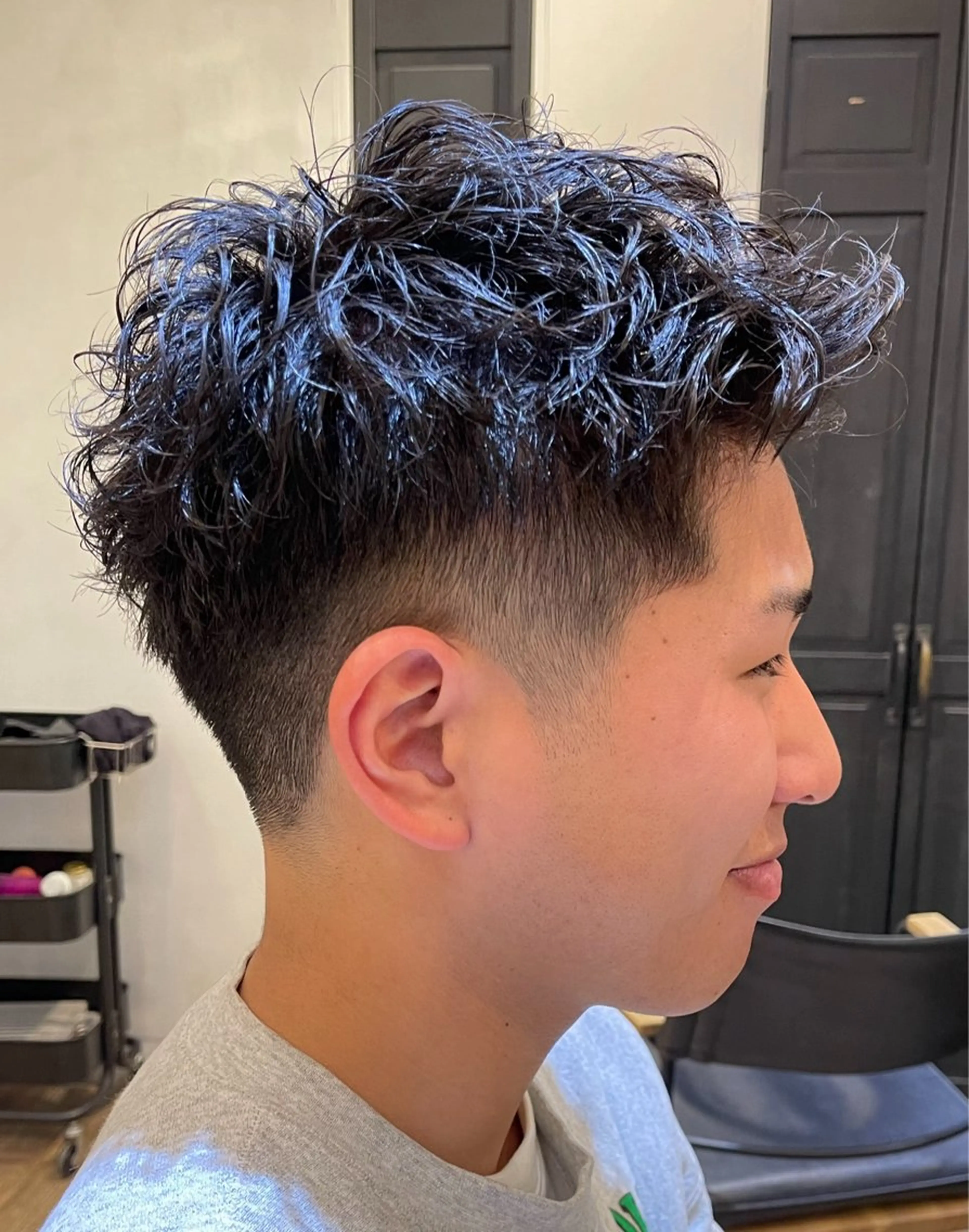 ショート パーマ メンズ ビジネス フェードカット メンズ韓国風 マッシュ メンズパーマ カット パーマ トリートメント ヘアセット 新宿メンズ専門 髪質改善パーマ特化のヘアスタイル