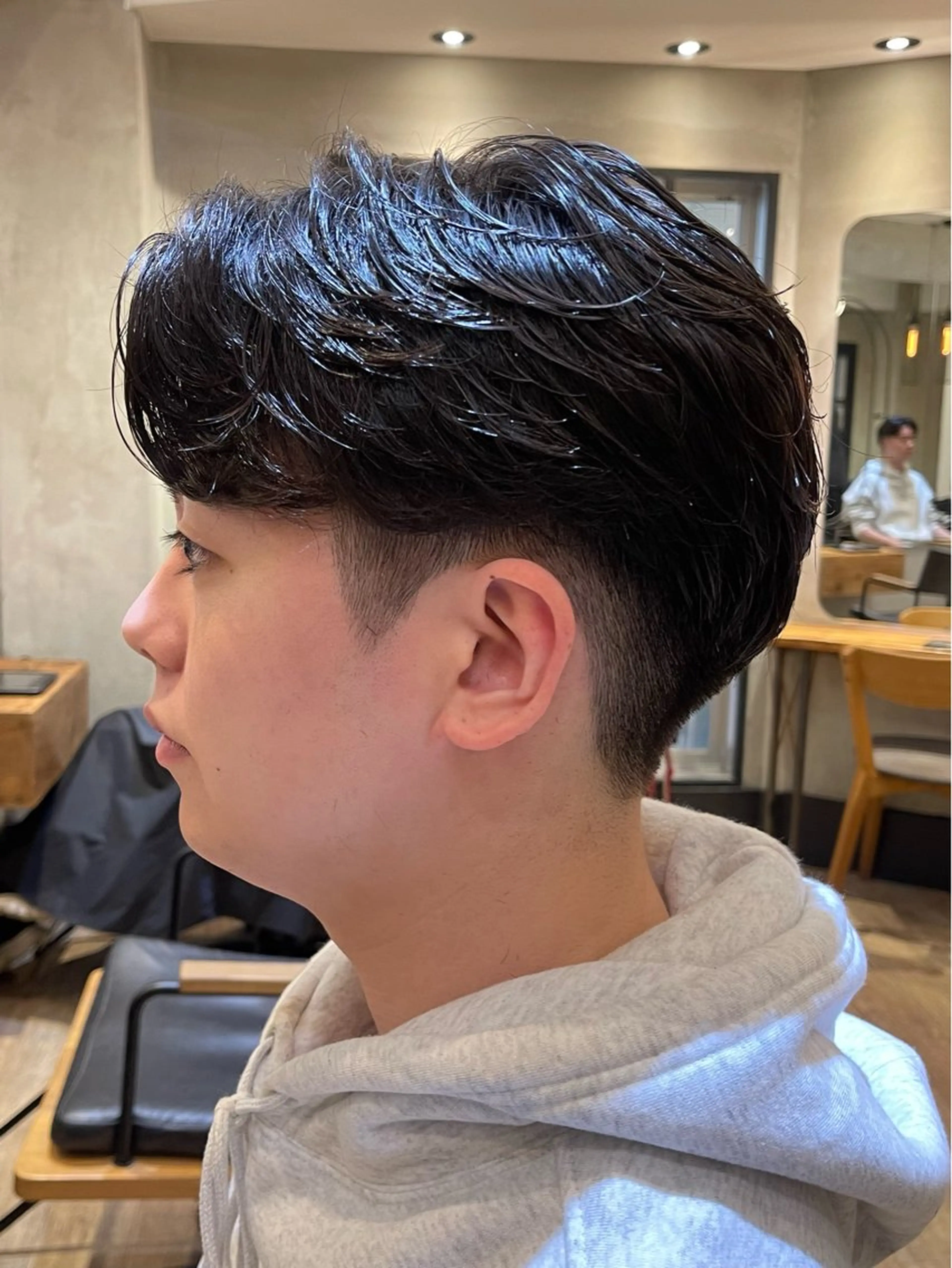 ショート パーマ メンズ ビジネス センターパート フェードカット メンズ韓国風 マッシュ カット パーマ トリートメント ヘアセット 新宿メンズ専門 髪質改善パーマ特化のヘアスタイル