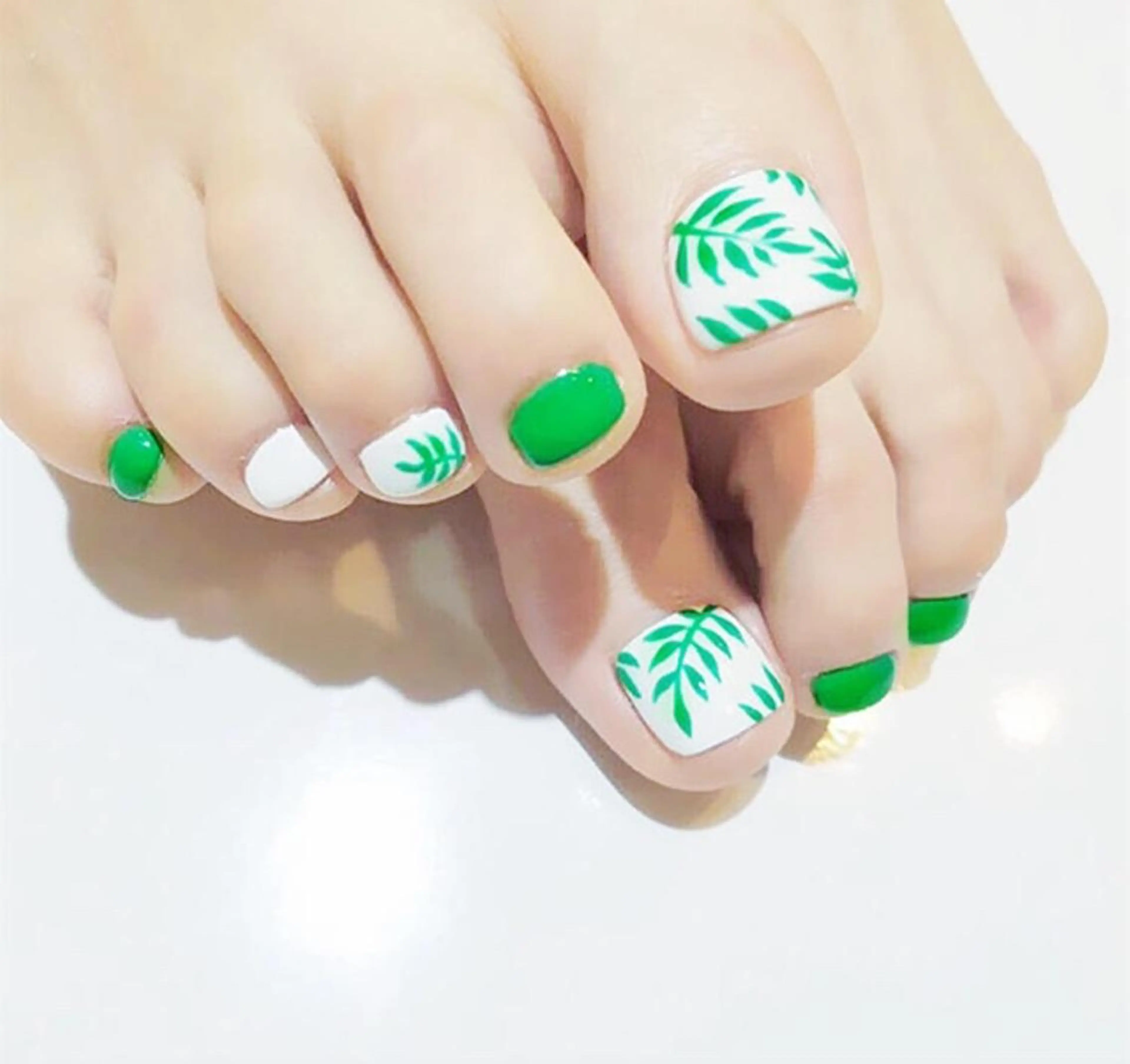 ネイル フットネイル 🌙都岡 ムーンネイルのネイルデザイン