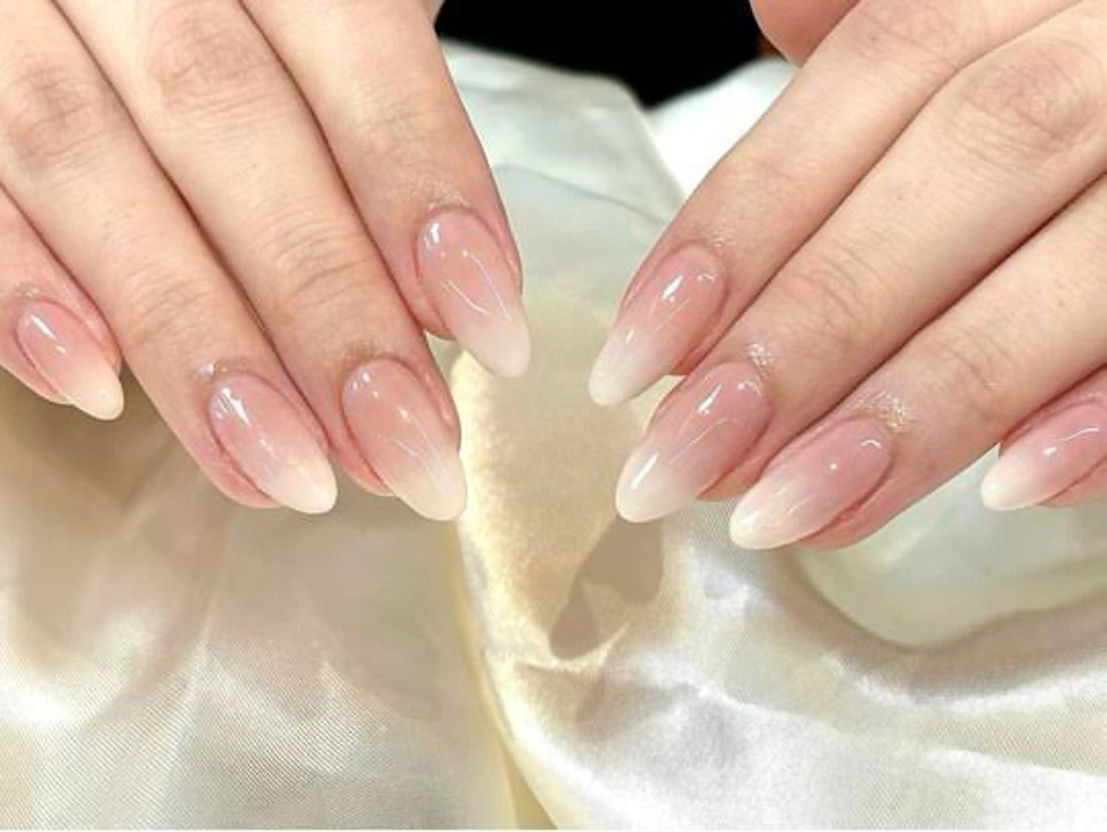 【オフ無料白グラデーションジェルネイル】の写真