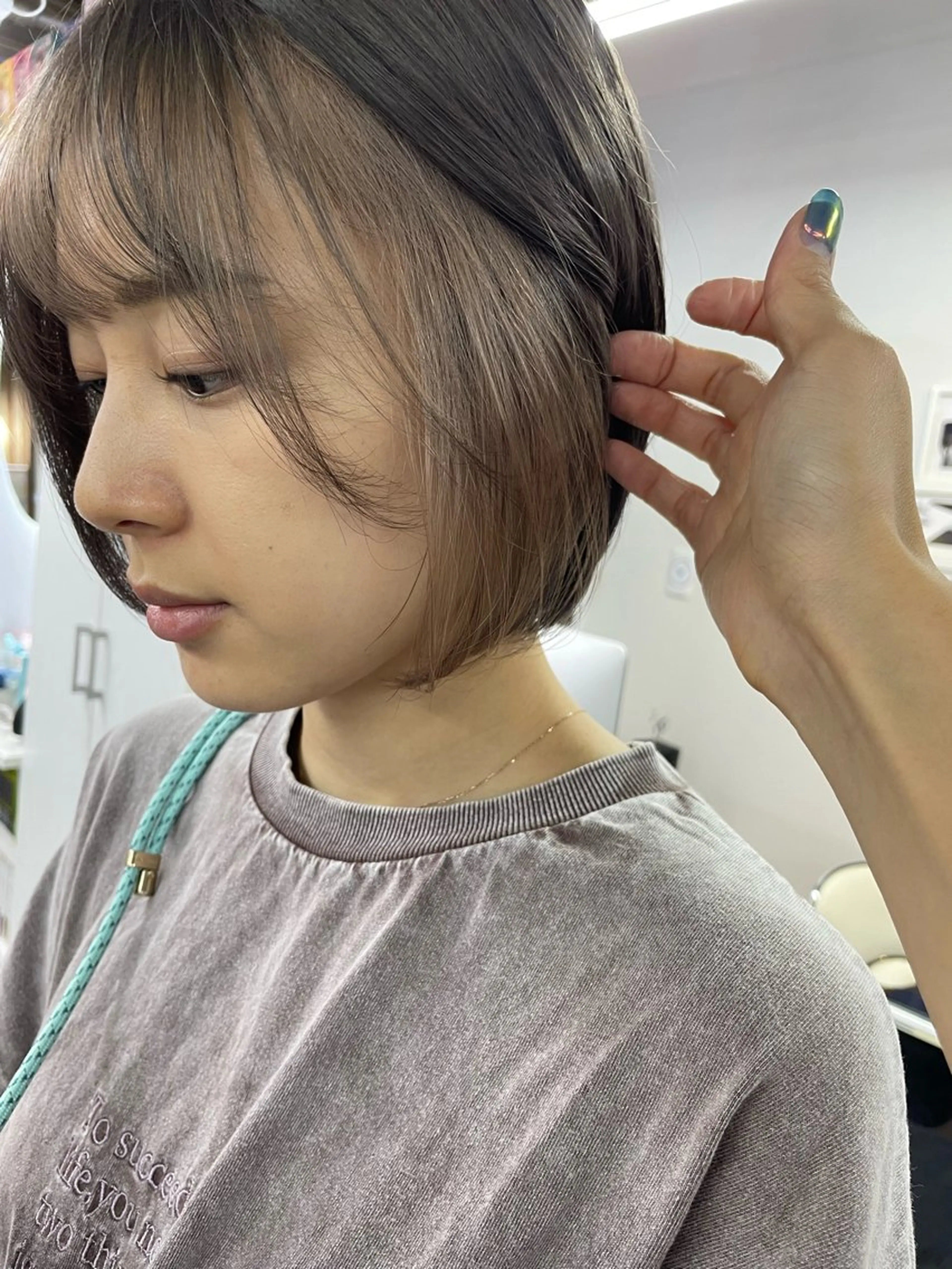 ショート カラー ベージュカラー インナーカラー ホワイトベージュ 顔周りカット オノ アカネのヘアスタイル