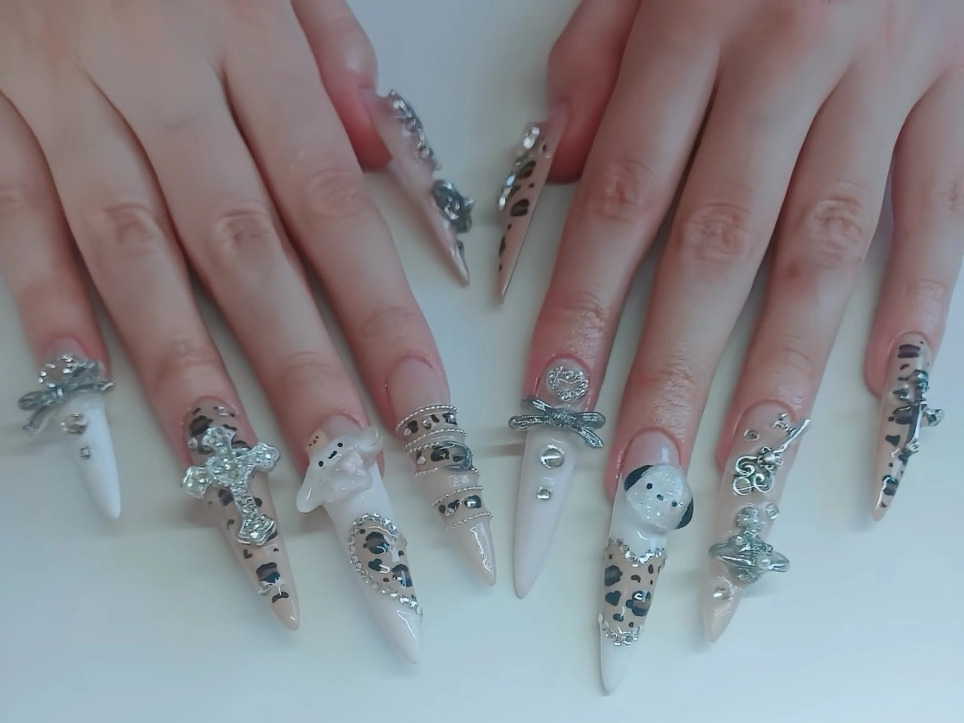 ネイル チークネイル フレンチネイル ガラスフレンチ グラデーション キラキラネイル ハンドネイル Rin Nail 新大久保店のネイルデザイン