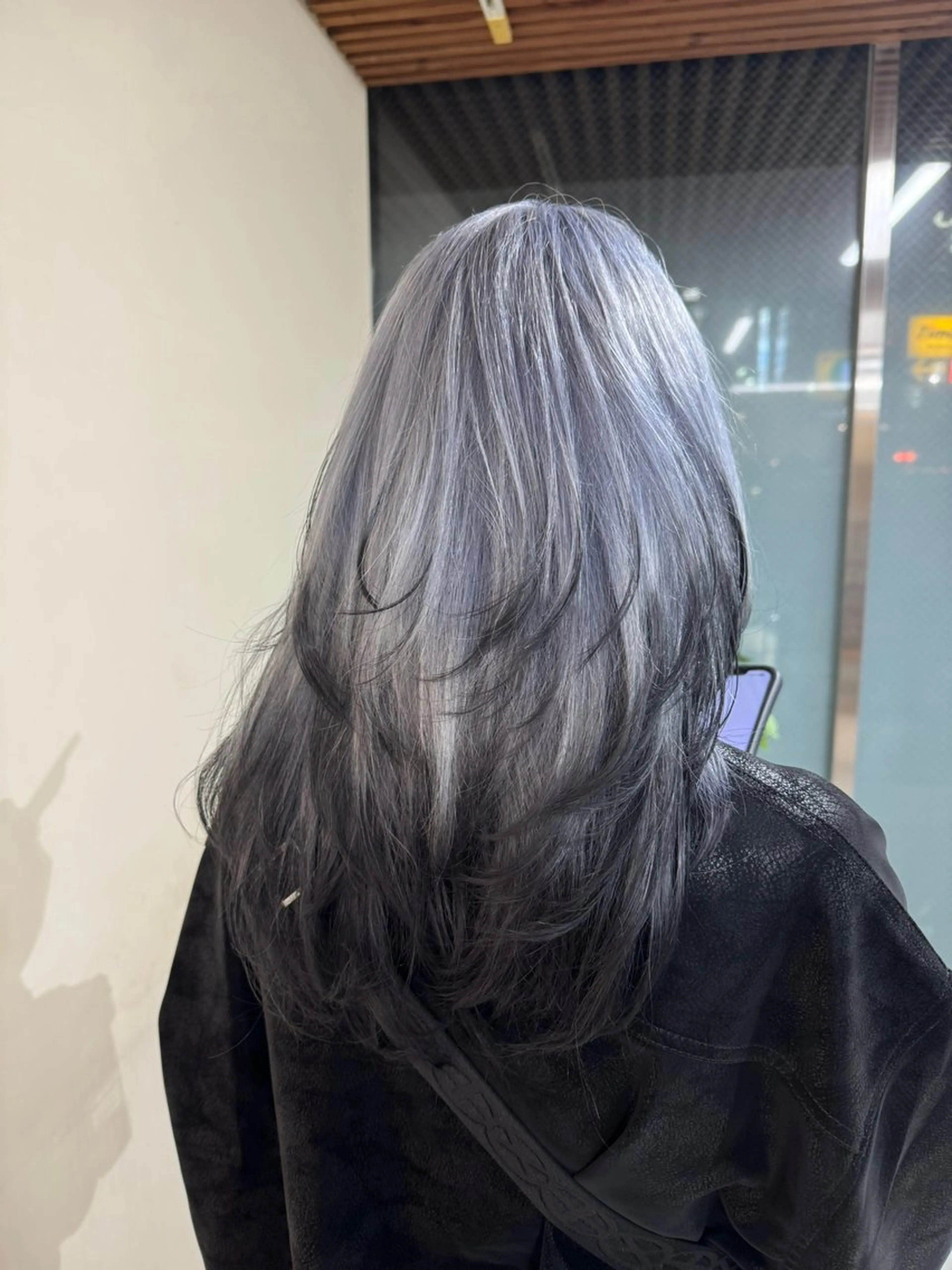 セミロング ハイレイヤー レイヤーカット カット ヘアカラー ルーツ/ デザイン/ ハイトーン/おこのぎのヘアスタイル