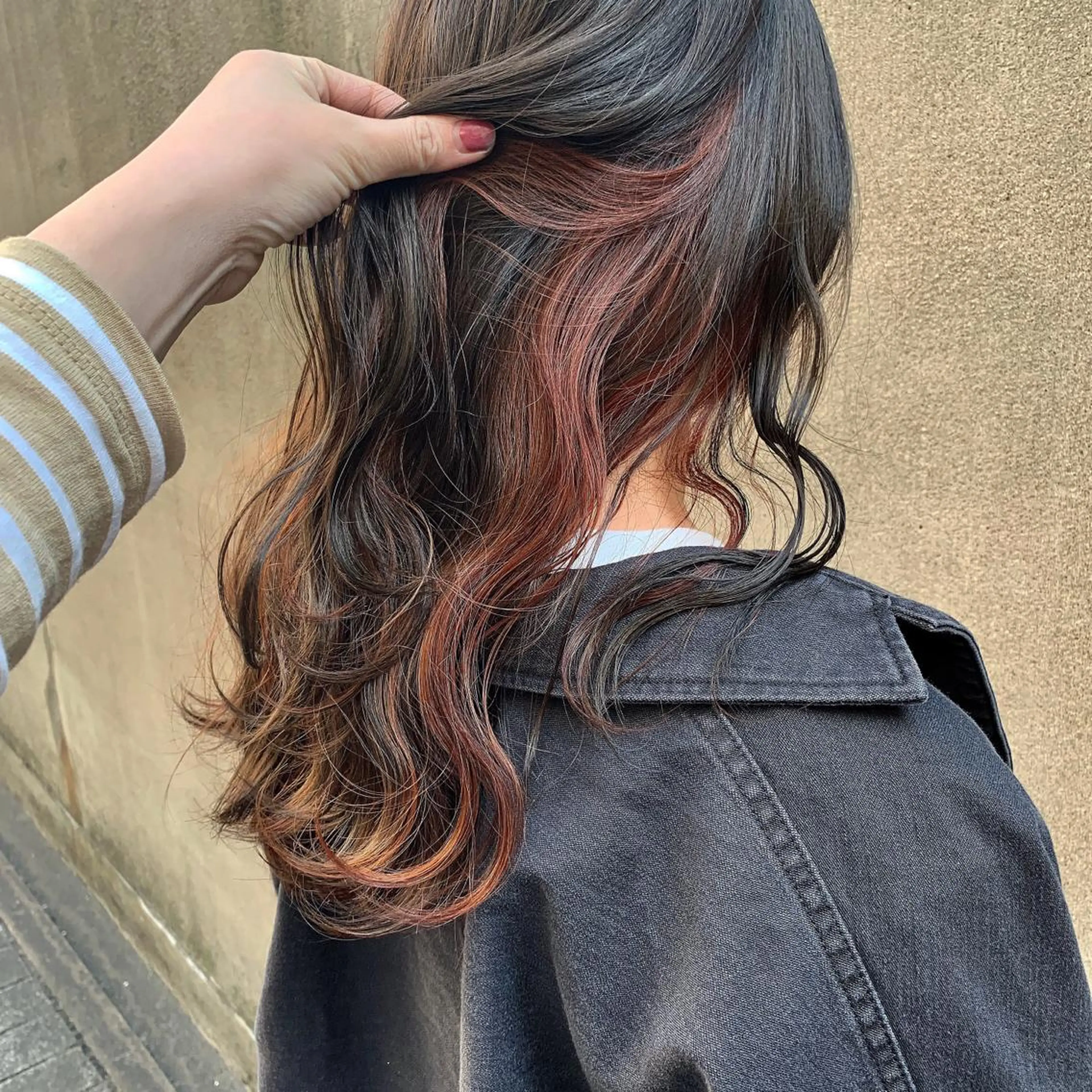 セミロング カラー インナーカラー オレンジ Nico所属・Nico🌛 Karenのネイルデザイン