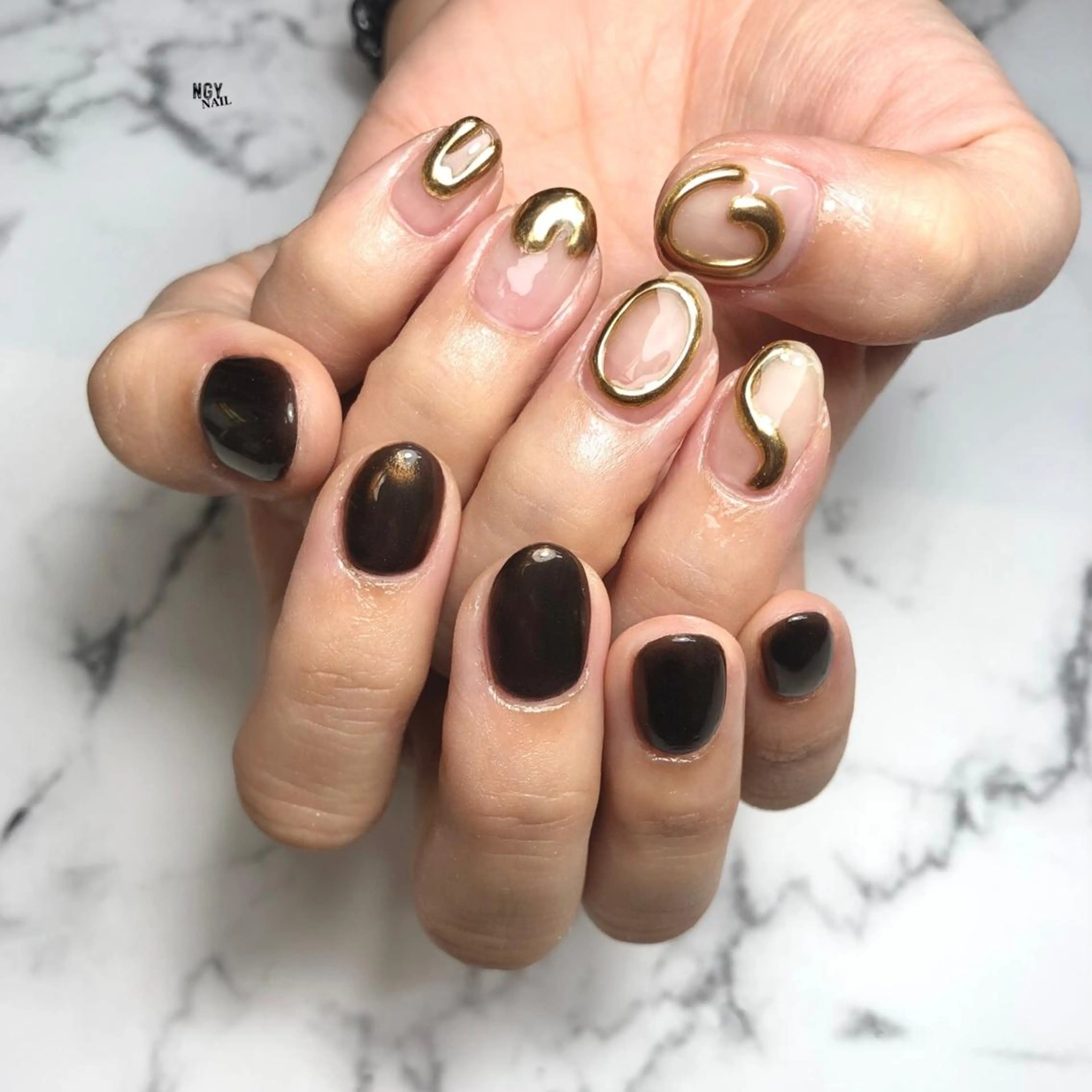 ネイル ブラウン ジェルネイル ゴールド ミラーネイル ニュアンスネイル ハンドネイル NAIL NOWのネイルデザイン