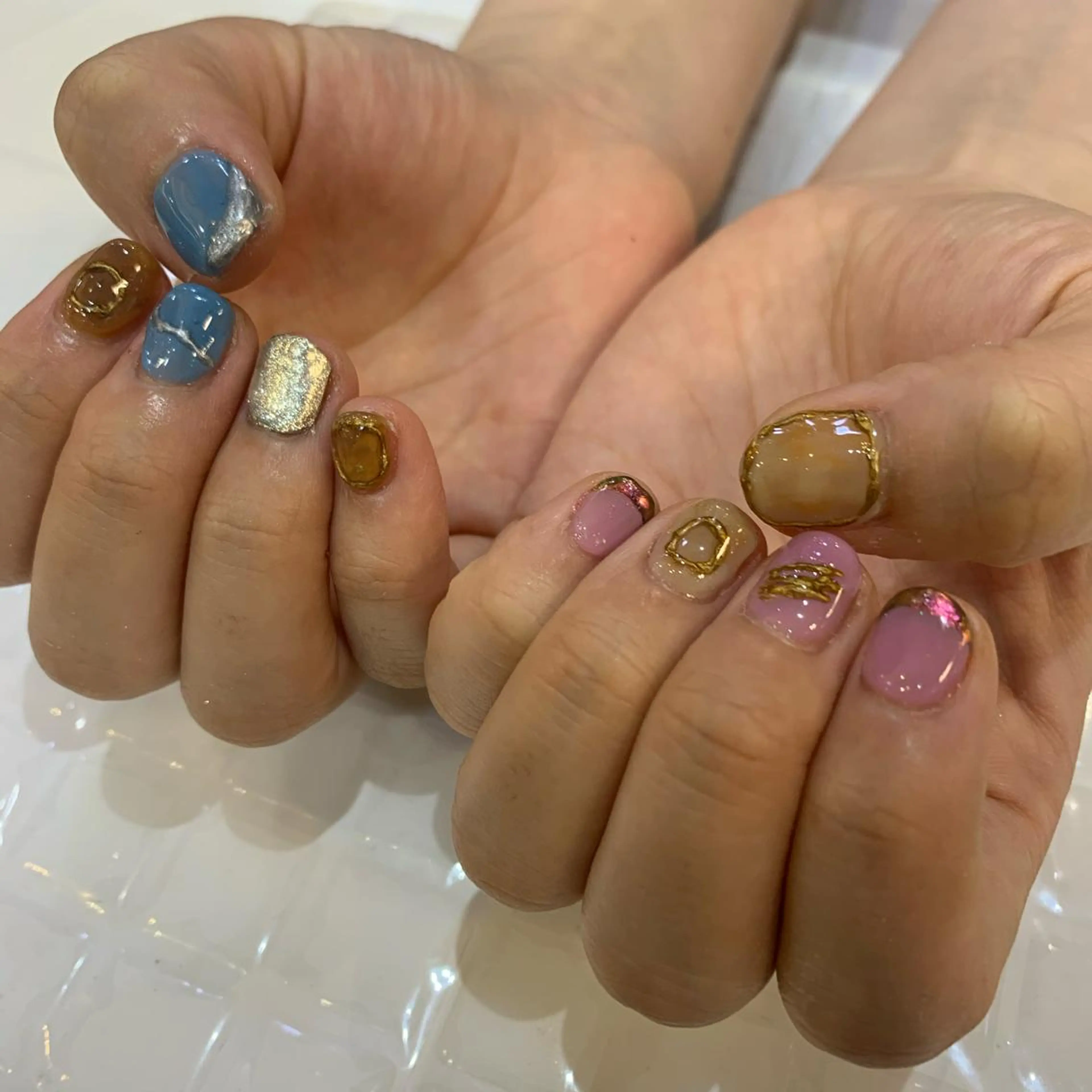 ネイル オーロラネイル ニュアンスネイル ピンク ハンドネイル 韓国ヘア🦋 MIYUのヘアスタイル