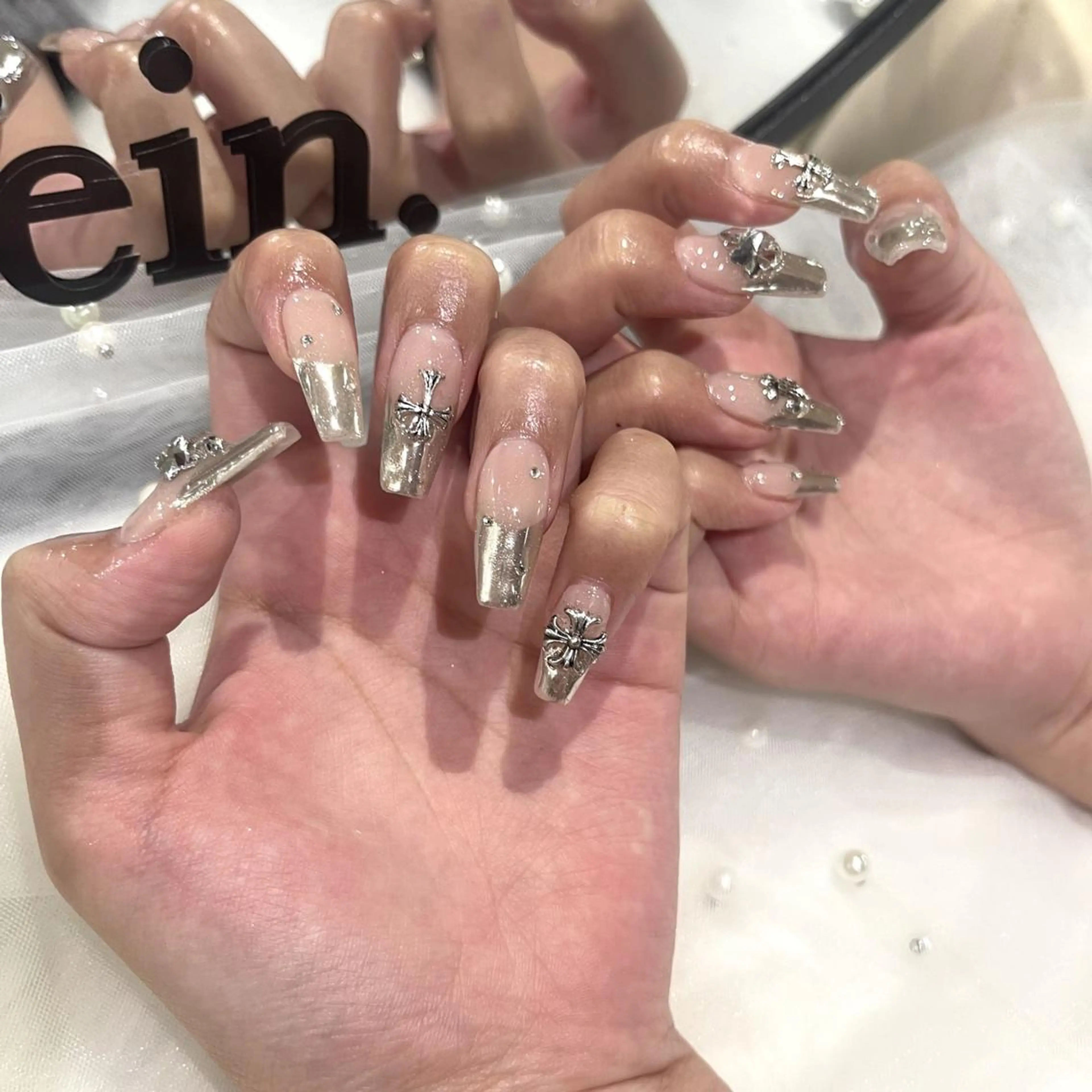 ネイル ミラーネイル ワンホンネイル 冬ネイル 🍓fein.表参道 ANNEX店🧁🪽のマツエク・マツパデザイン