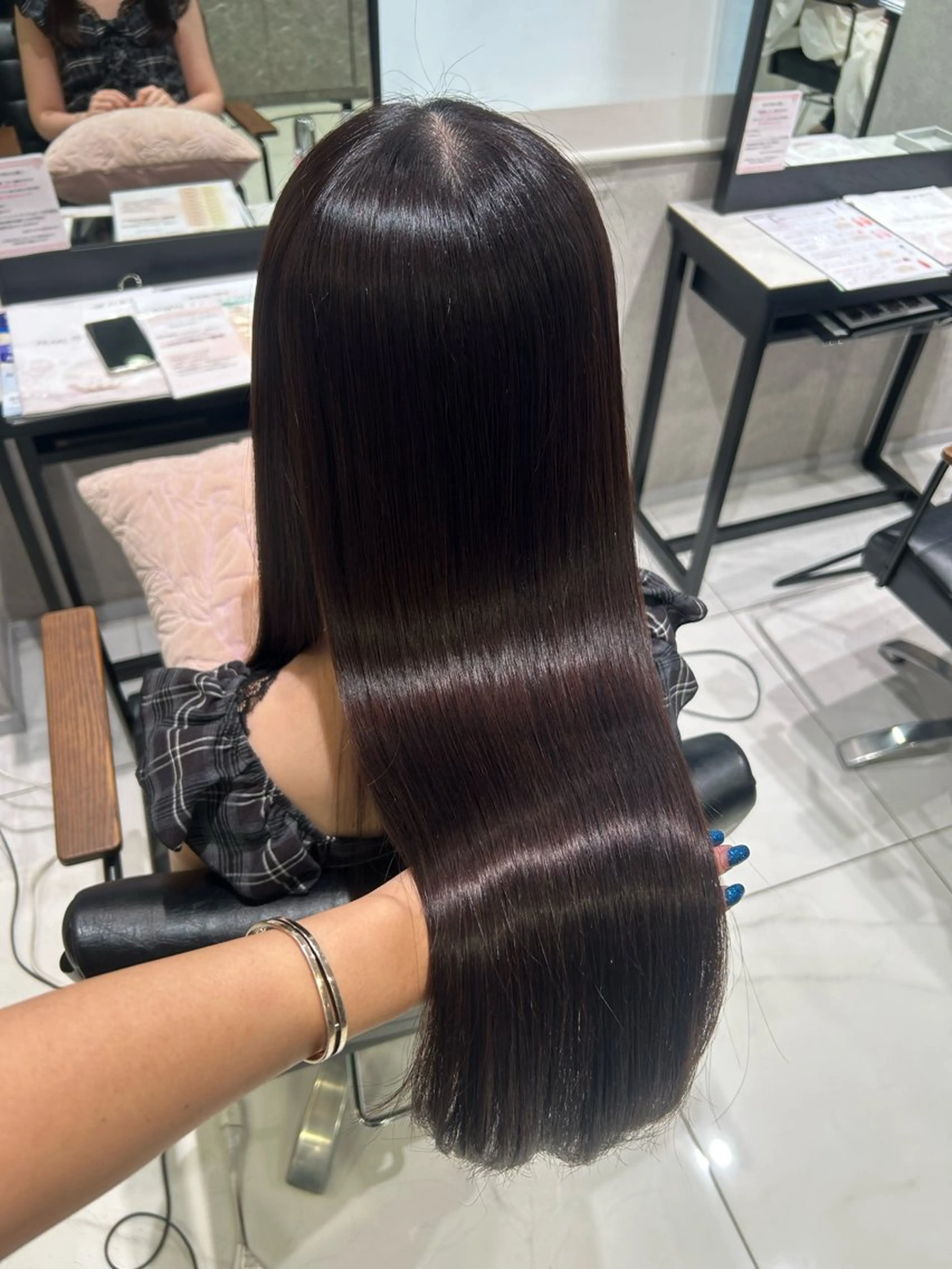 カラー グレージュ パープルグレージュ 透明感カラー💙 束感マツエク🪼海月のヘアスタイル