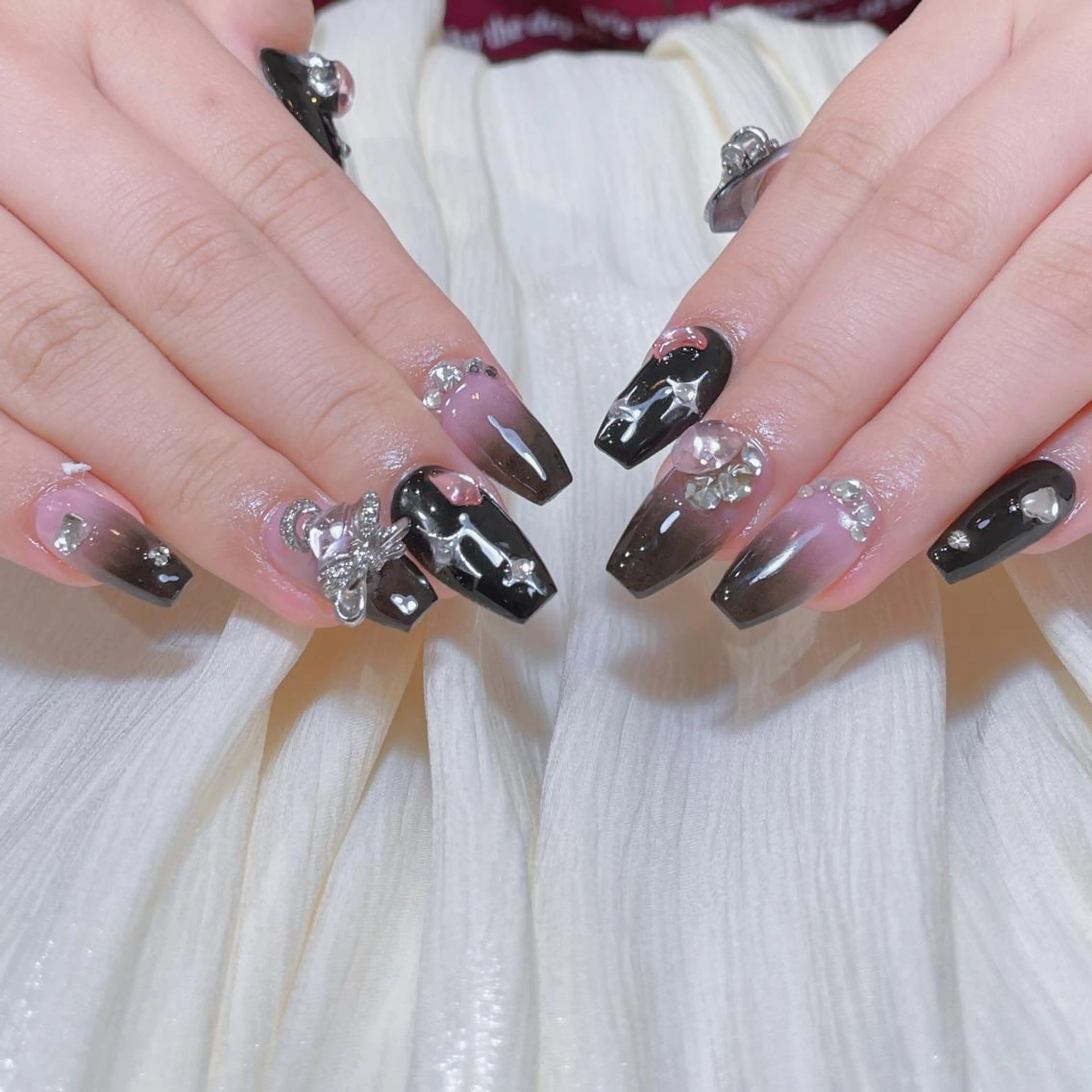 ネイル アートネイル オーロラネイル ガーリー キラキラネイル マグネットネイル ハンドネイル DIAMOND 💅のネイルデザイン