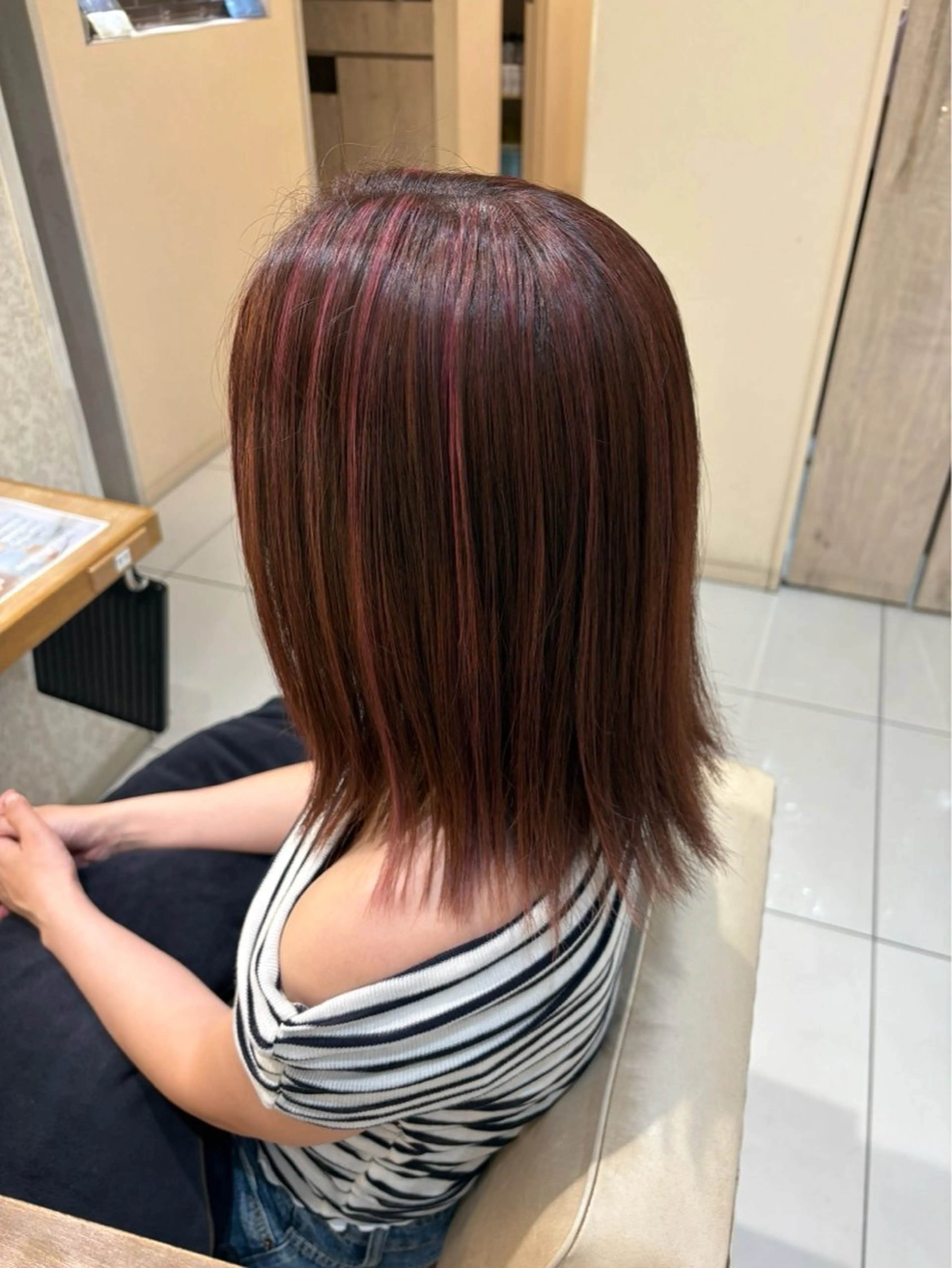 ミディアム カラー ハイライトカラー ピンクカラー ハイライト ヘアカラー 外人風ハイライト/ ブリーチなしカラーのヘアスタイル