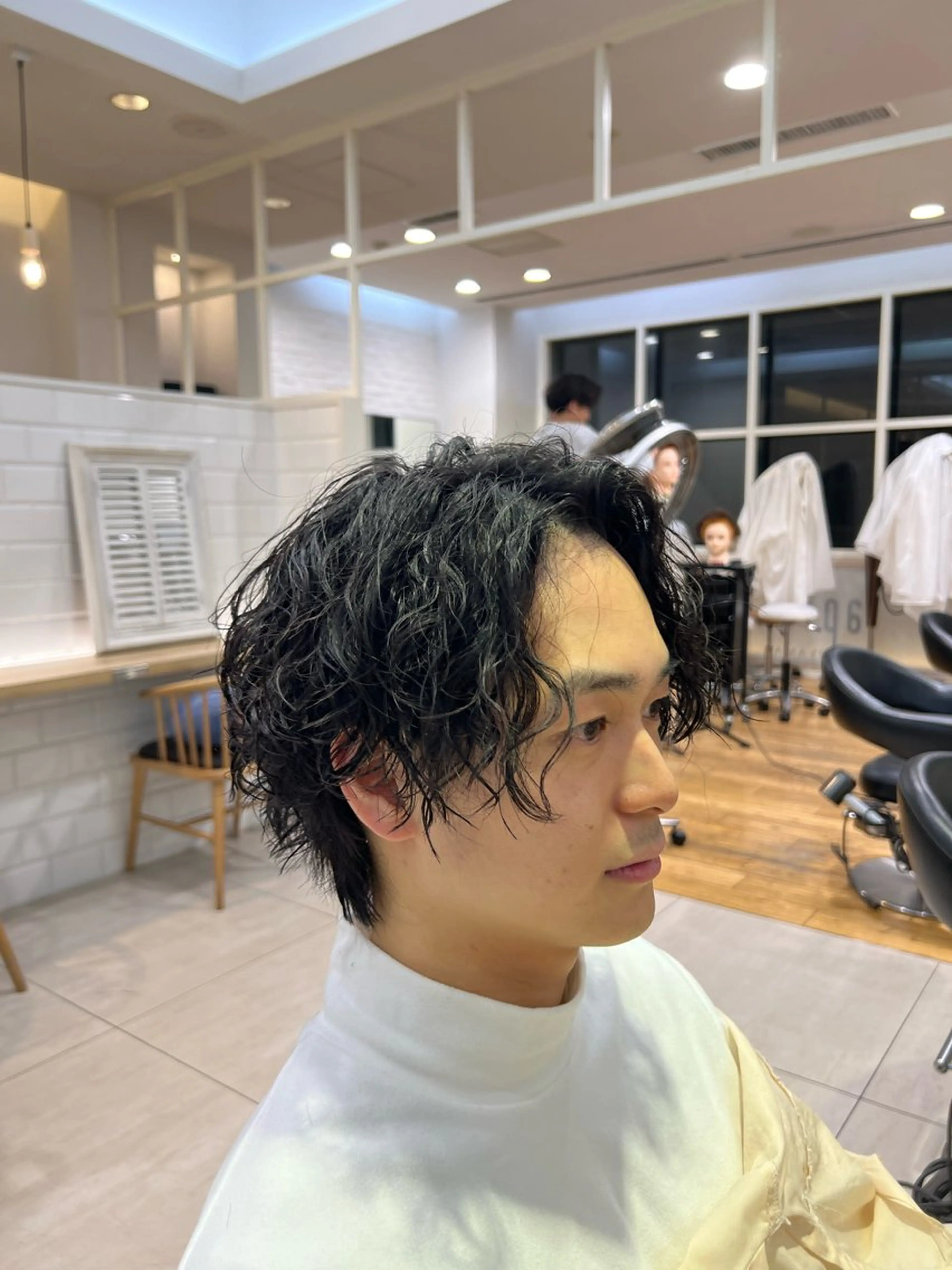 ミディアム パーマ メンズ ミディアムパーマ メンズパーマ スパイラルパーマ カット パーマ メンズパーマ 岩成健志郎のヘアスタイル