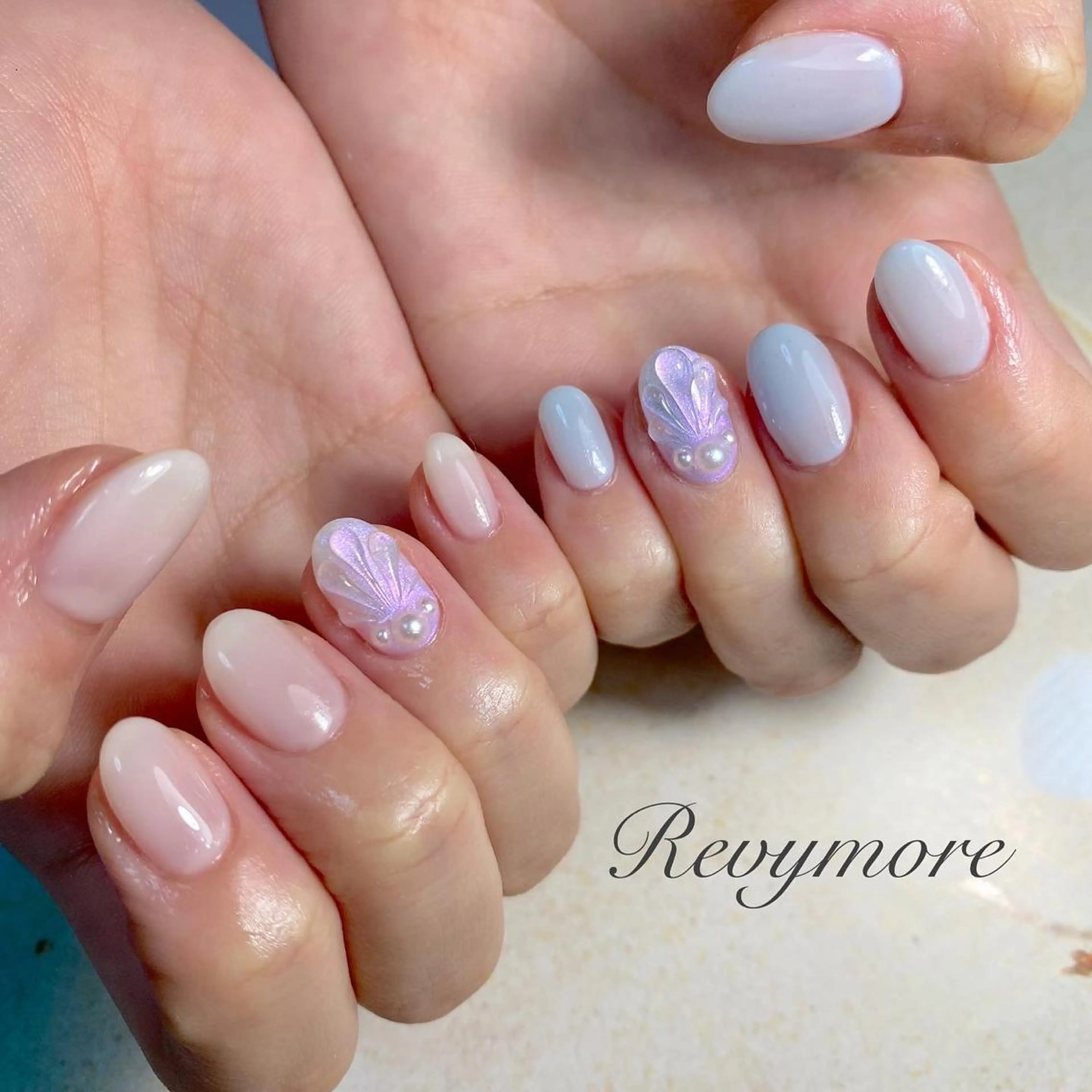 ミディアム ネイル 韓国風ヘア アートネイル ジェルネイル キラキラネイル 韓国ネイル nail salon Revymore所属・nail salon Revymoreのネイルデザイン