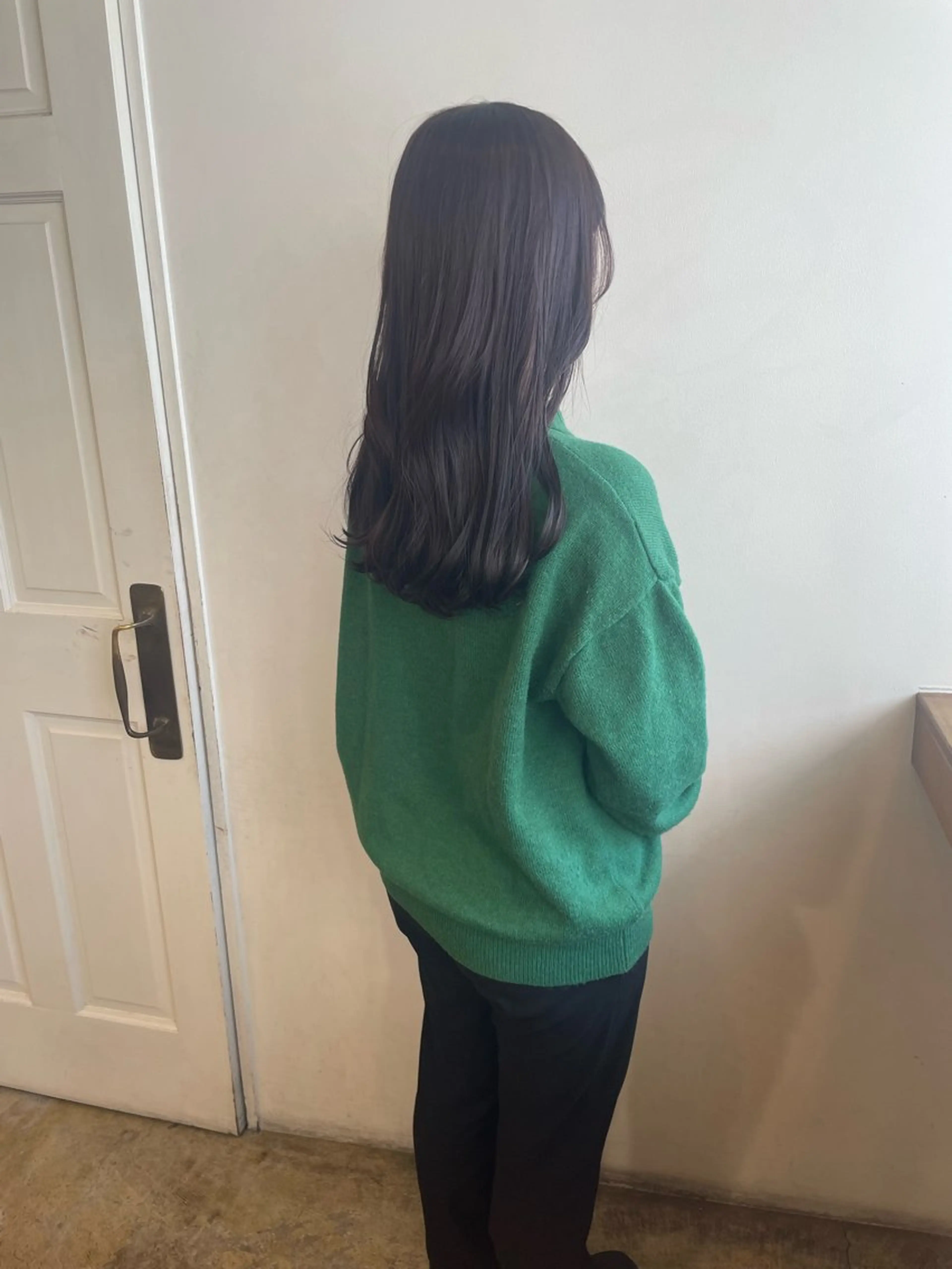 セミロング カラー グレージュ オリーブグレージュ オリーブグレー MIOベージュカラー 柔らかいカラーのヘアスタイル