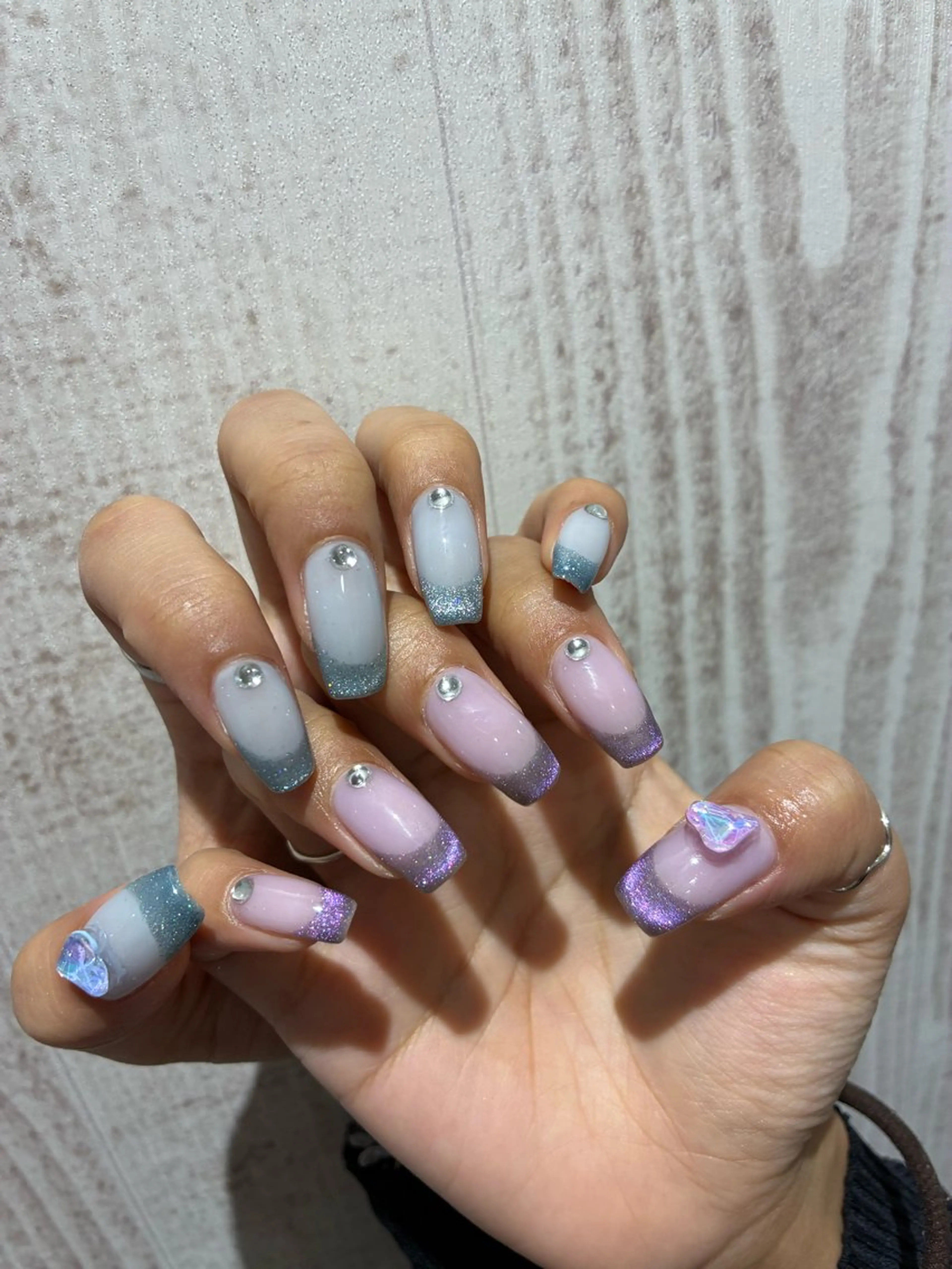 ネイル フレンチネイル マグネットネイル オフィスネイル 夏ネイル 13日3980円‼️ マグもデザインも◎のネイルデザイン