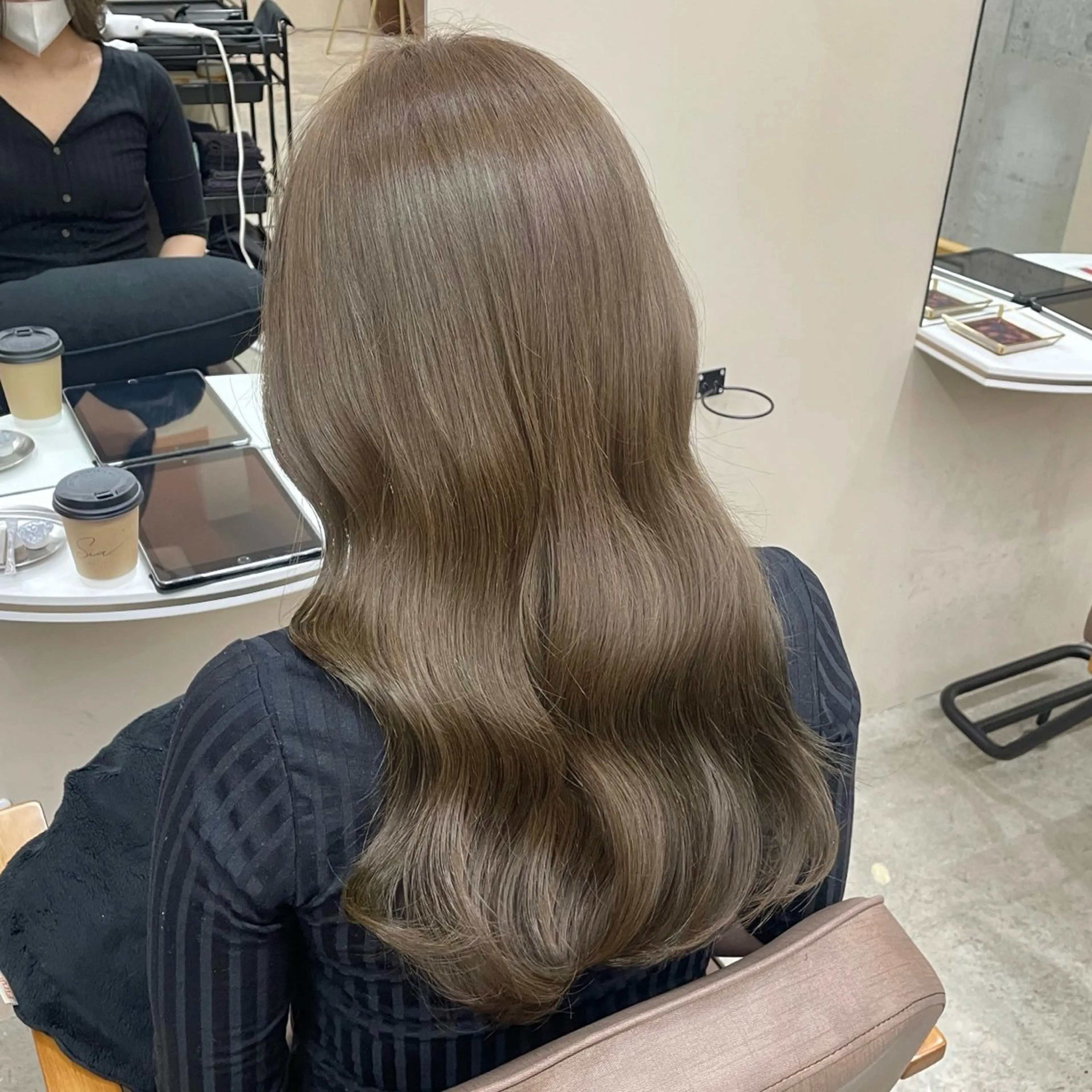 ロング カラー ベージュカラー ブリーチ ブリーチなしカラー オリーブベージュ カット ヘアカラー トリートメント noii / 伊藤 愛莉のヘアスタイル