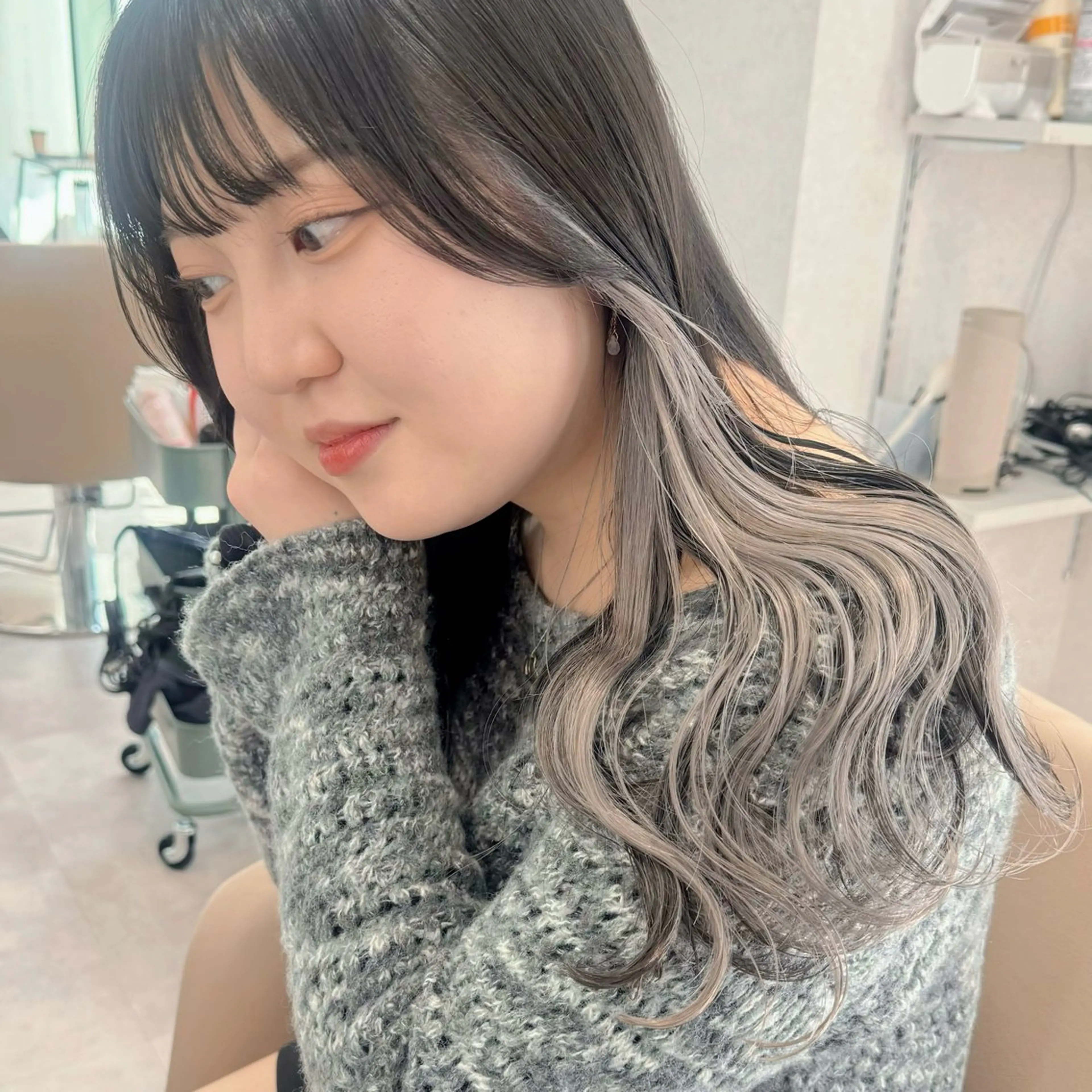 セミロング 切りっぱなしボブイヤ リングカラー清水隆央のヘアスタイル