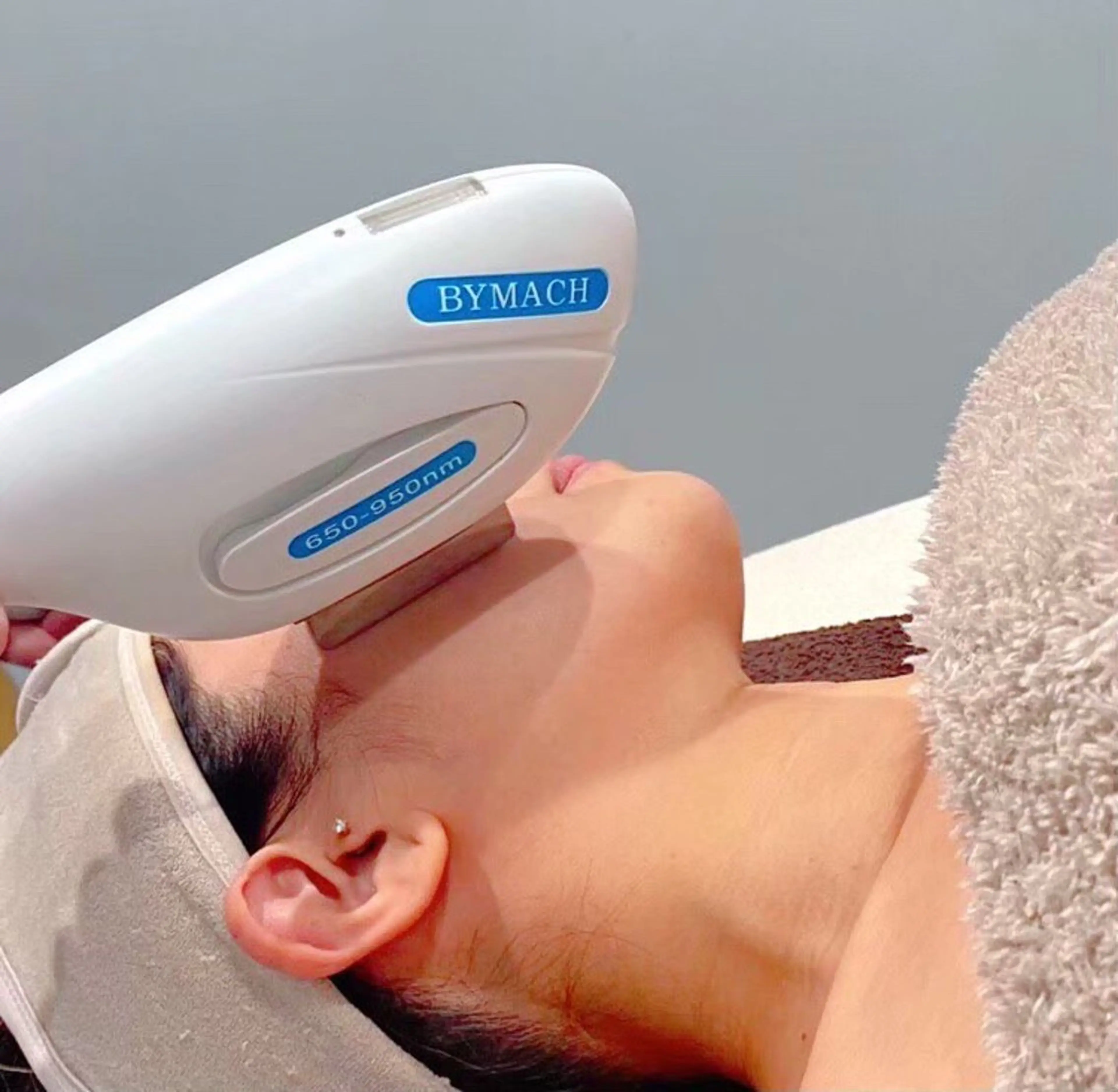 【フォト光フェイシャル】速攻リフトアップ❣肌の深部まで光を届けて根本からの肌質改善✨脱毛効果も！の写真