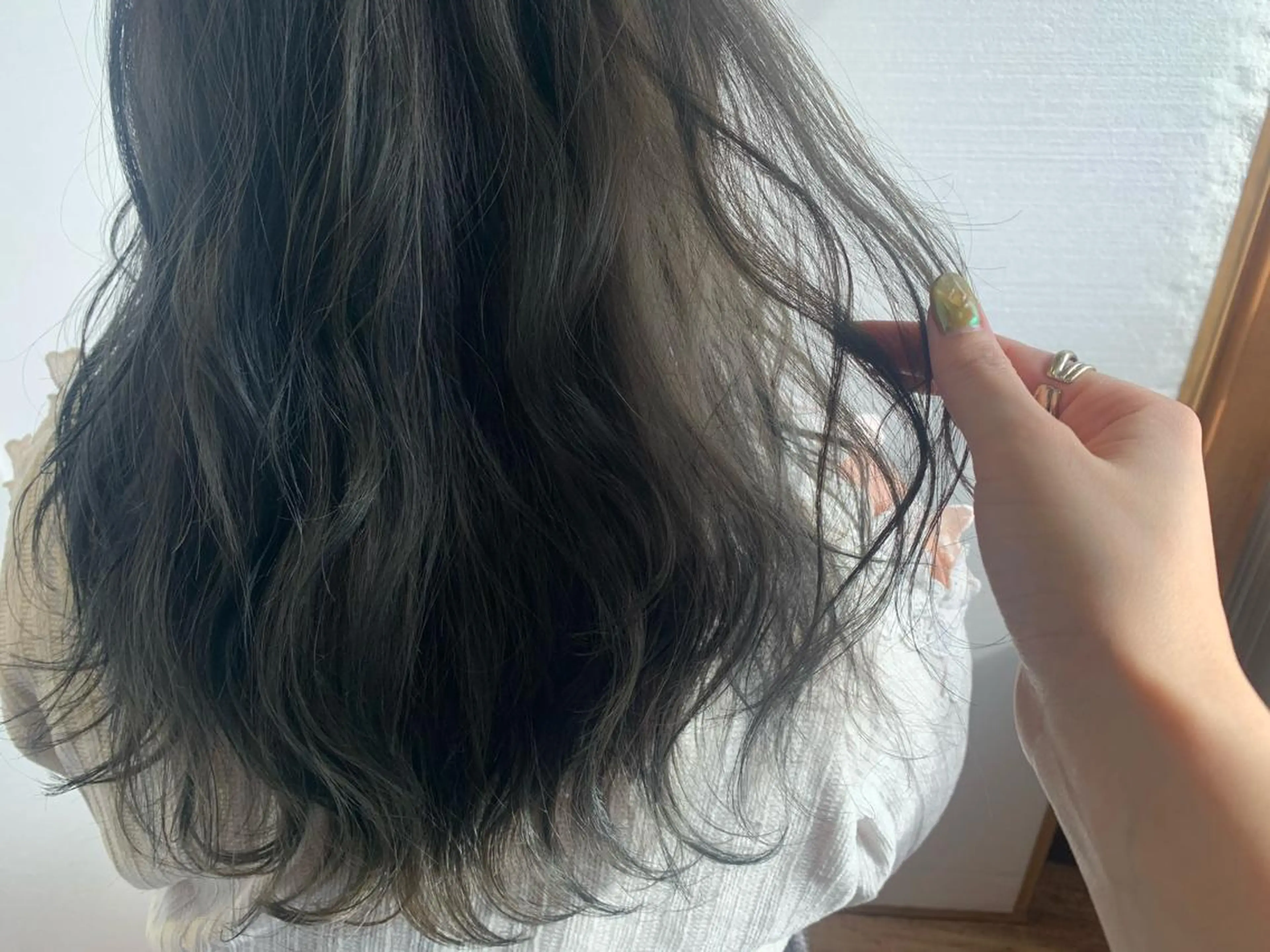 ロング カラー グレージュ ネイビーカラー カット ヘアカラー トリートメント 【Uneユヌ】菊地 春那のヘアスタイル
