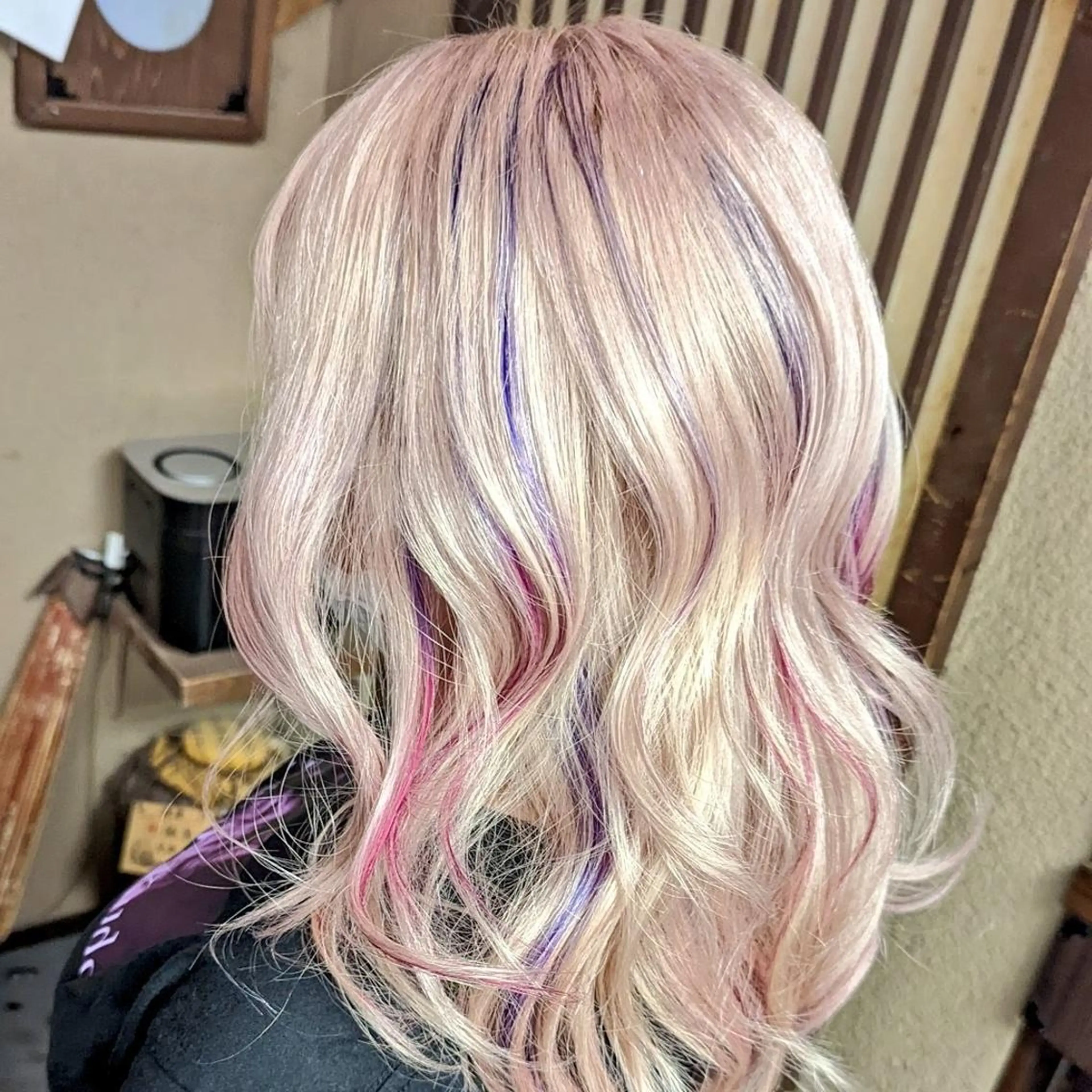 ロング カラー ロングレイヤー ブロンド ハイライトカラー ホワイトブロンド ハイライト カット ヘアカラー トリートメント fuwat所属・秋葉原でカラーする なら🐉ちぇーたんのヘアスタイル