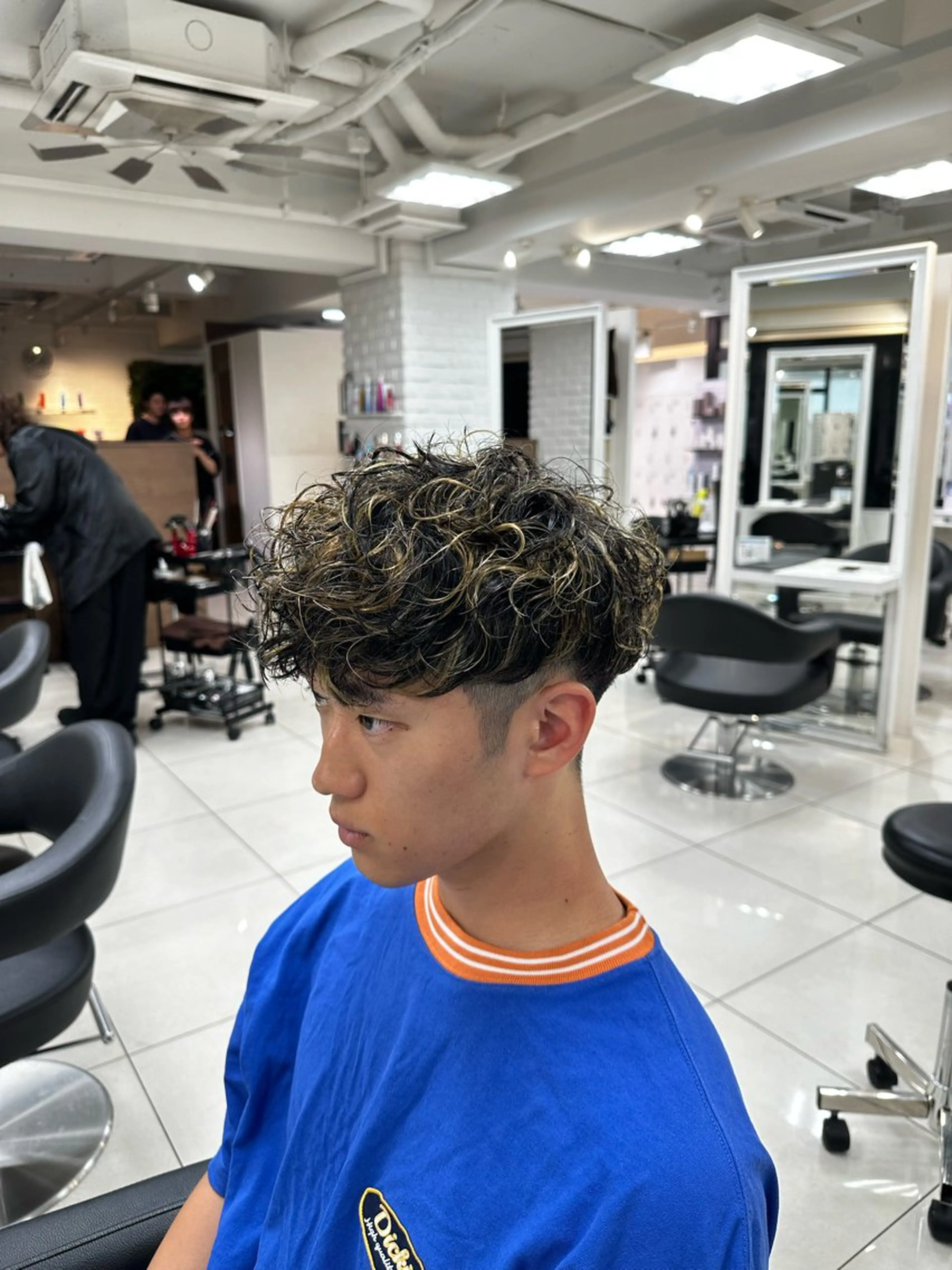 ショート カラー パーマ メンズ メンズハイライト スペインカール ハイライトカラー ハイライト カット ヘアカラー パーマ フェザーパーマ職人 🪶ryosukeのヘアスタイル