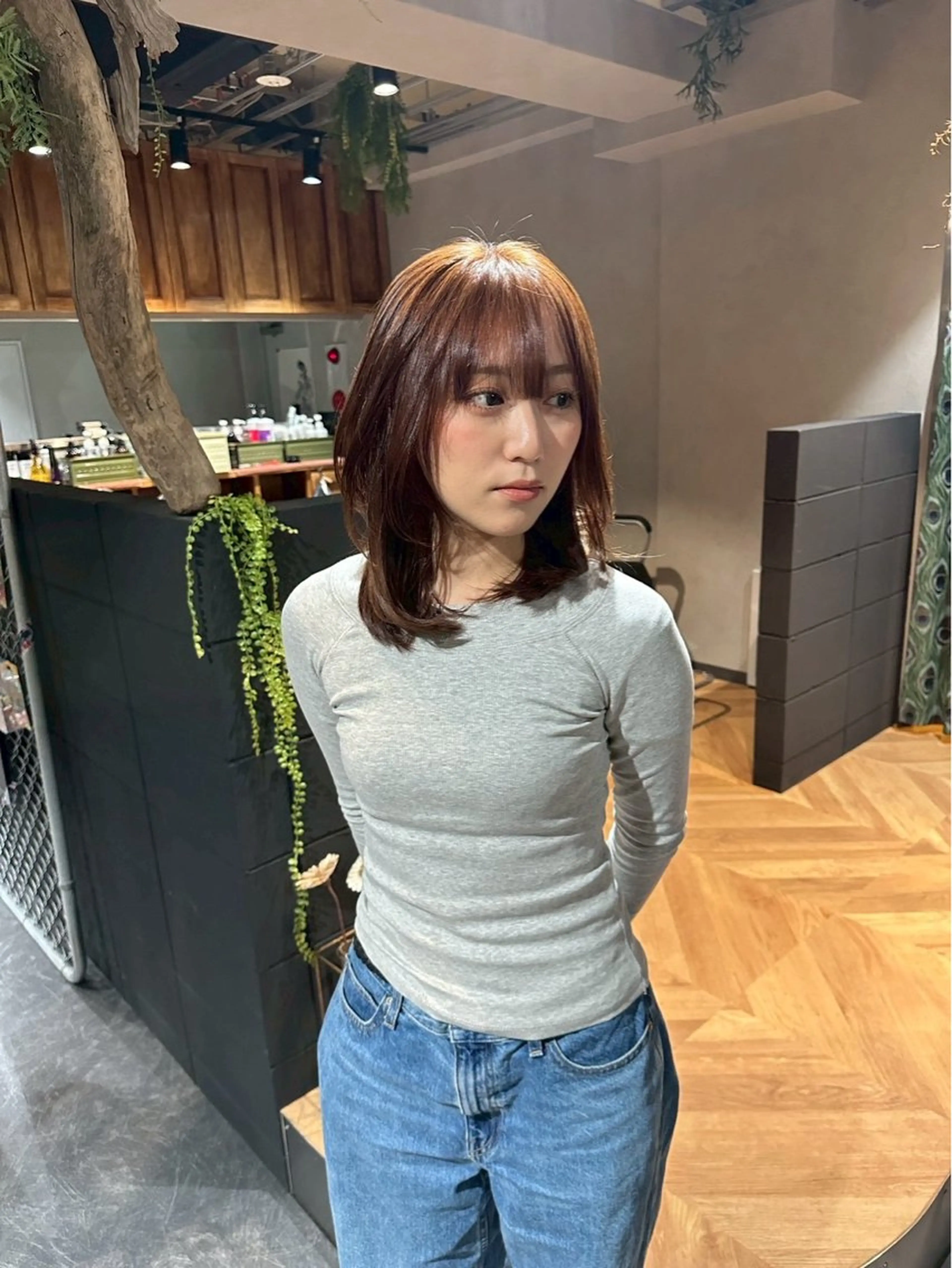 セミロング カラー アディクシーカラー ベージュカラー ブリーチ ケアブリーチ 透明感カラー カット ヘアカラー トリートメント ravens デザインカラーのヘアスタイル