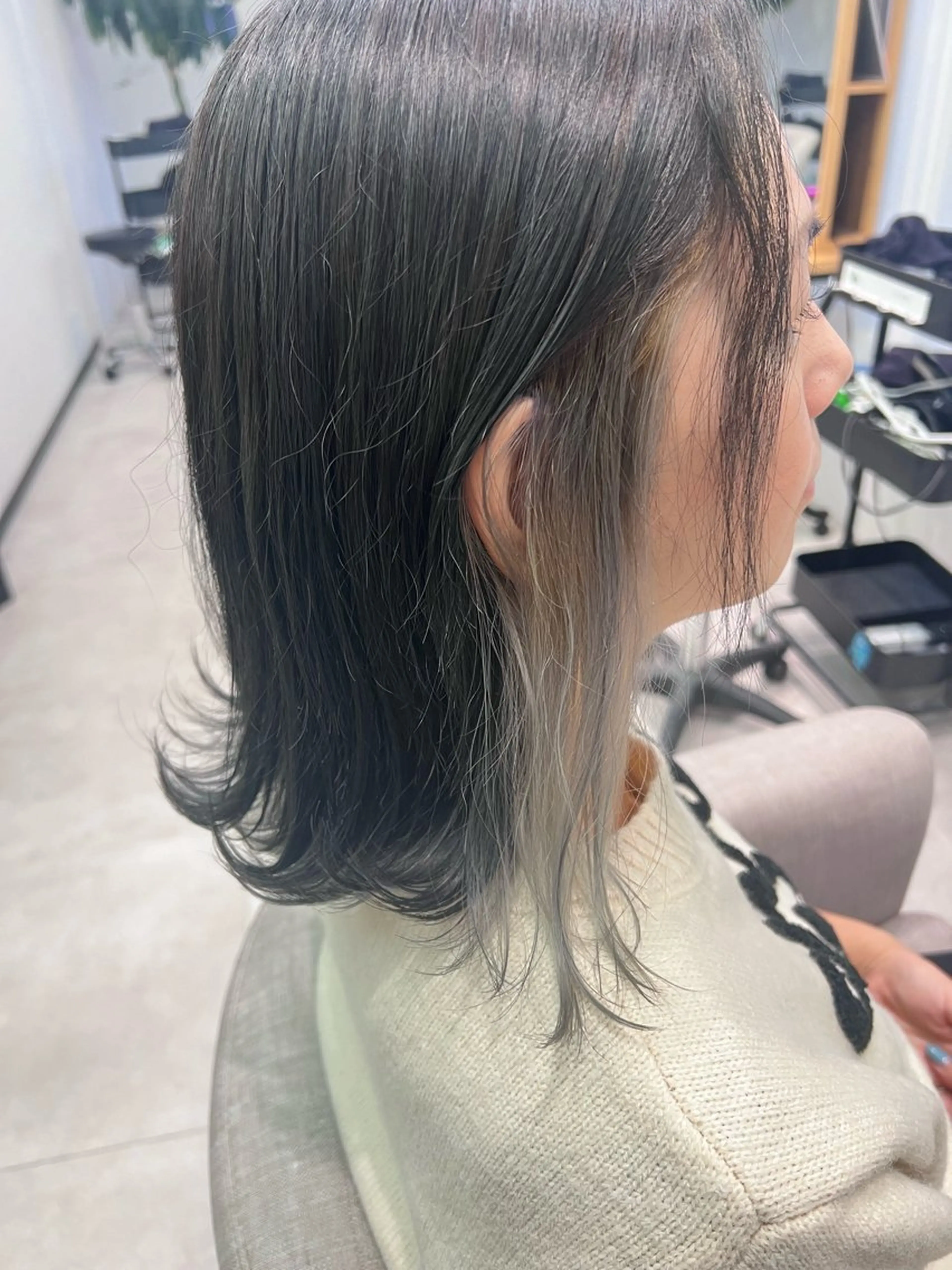 ミディアム カラー 黒髪 ブリーチ シルバー ホワイトシルバー 岡島 実里のヘアスタイル