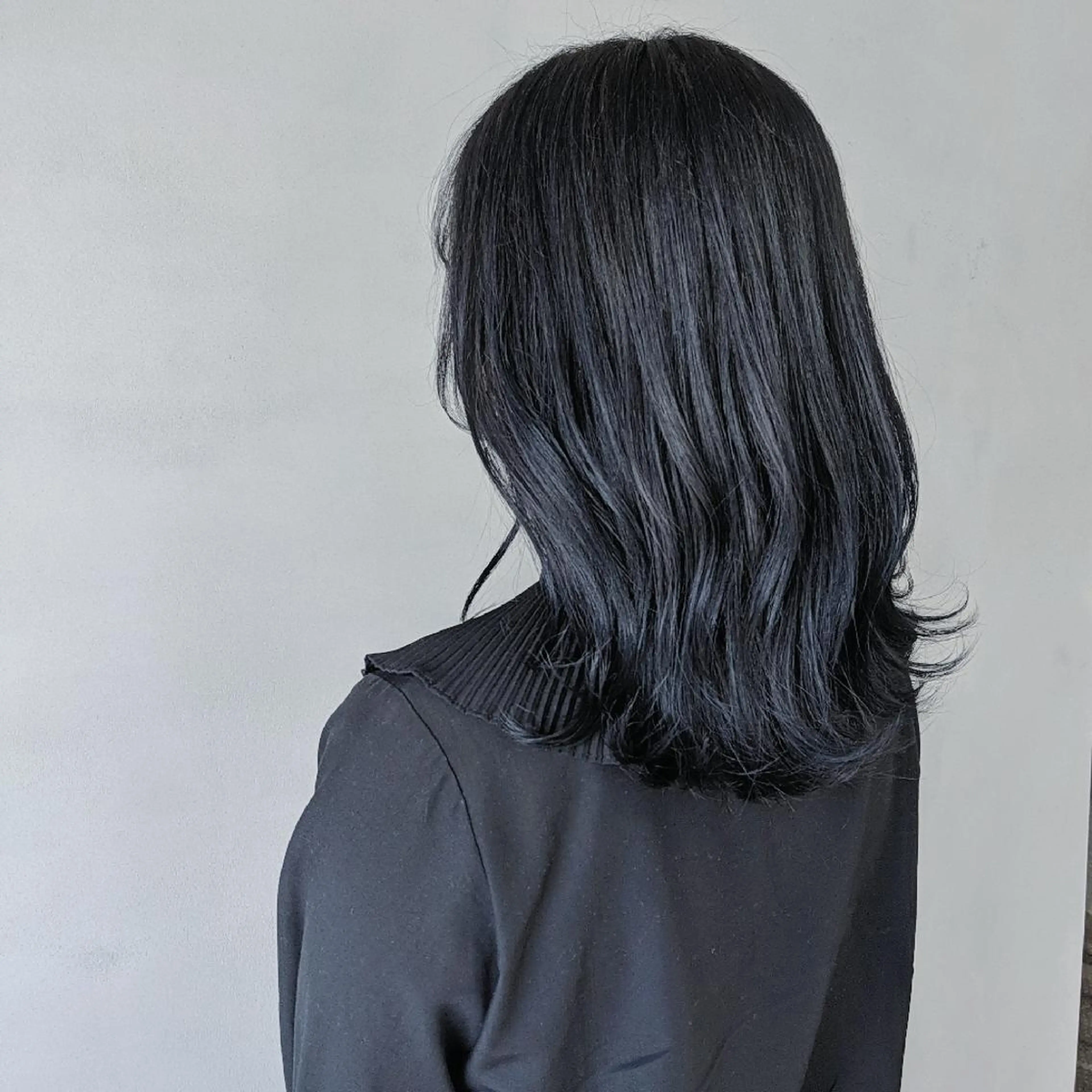 カラー ミディアム 黒髪 ブリーチ ブルーカラー ブルーブラック 韓国風ヘア PRIVATE SALON EYES所属・EYES リアのマツエク・マツパデザイン