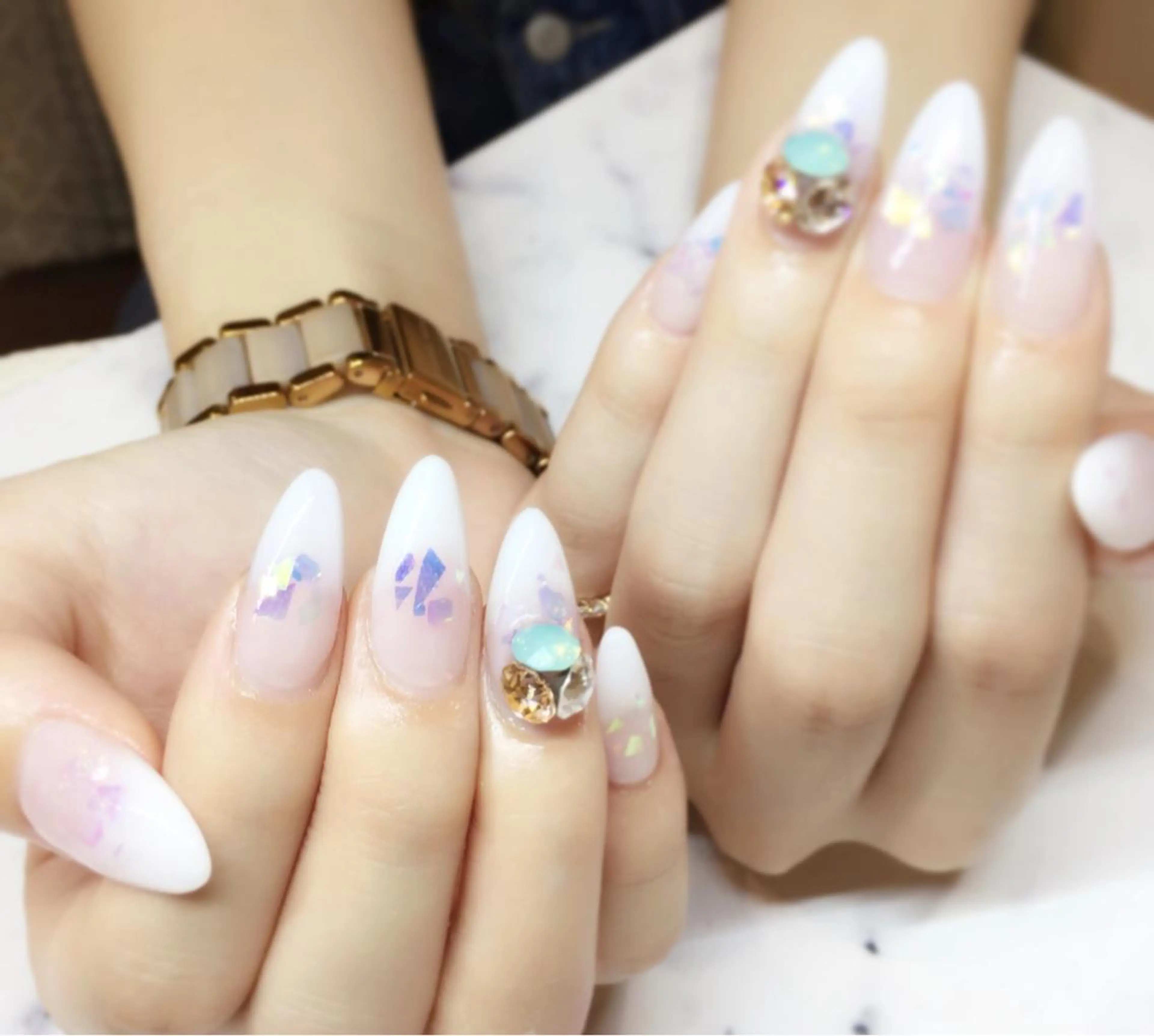 ネイル グラデーション 持ち込み スカルプネイル ストーンネイル ホワイト nail salon Soeurのネイルデザイン
