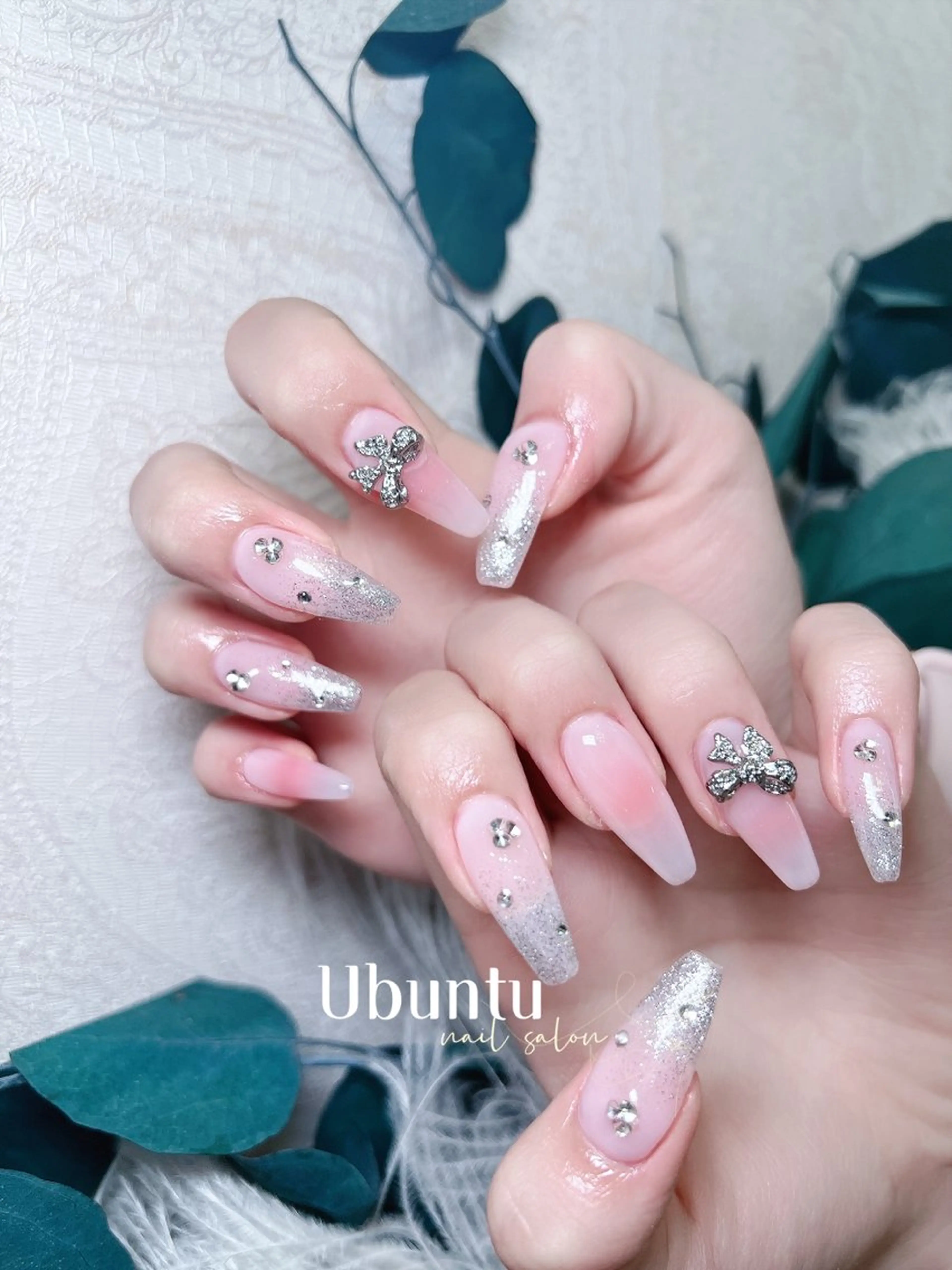 ネイル ラメ(グリッター) ピンク リボン シルバー ストーンネイル ハンドネイル Ubuntu🎀 ネイルサロン✨のネイルデザイン