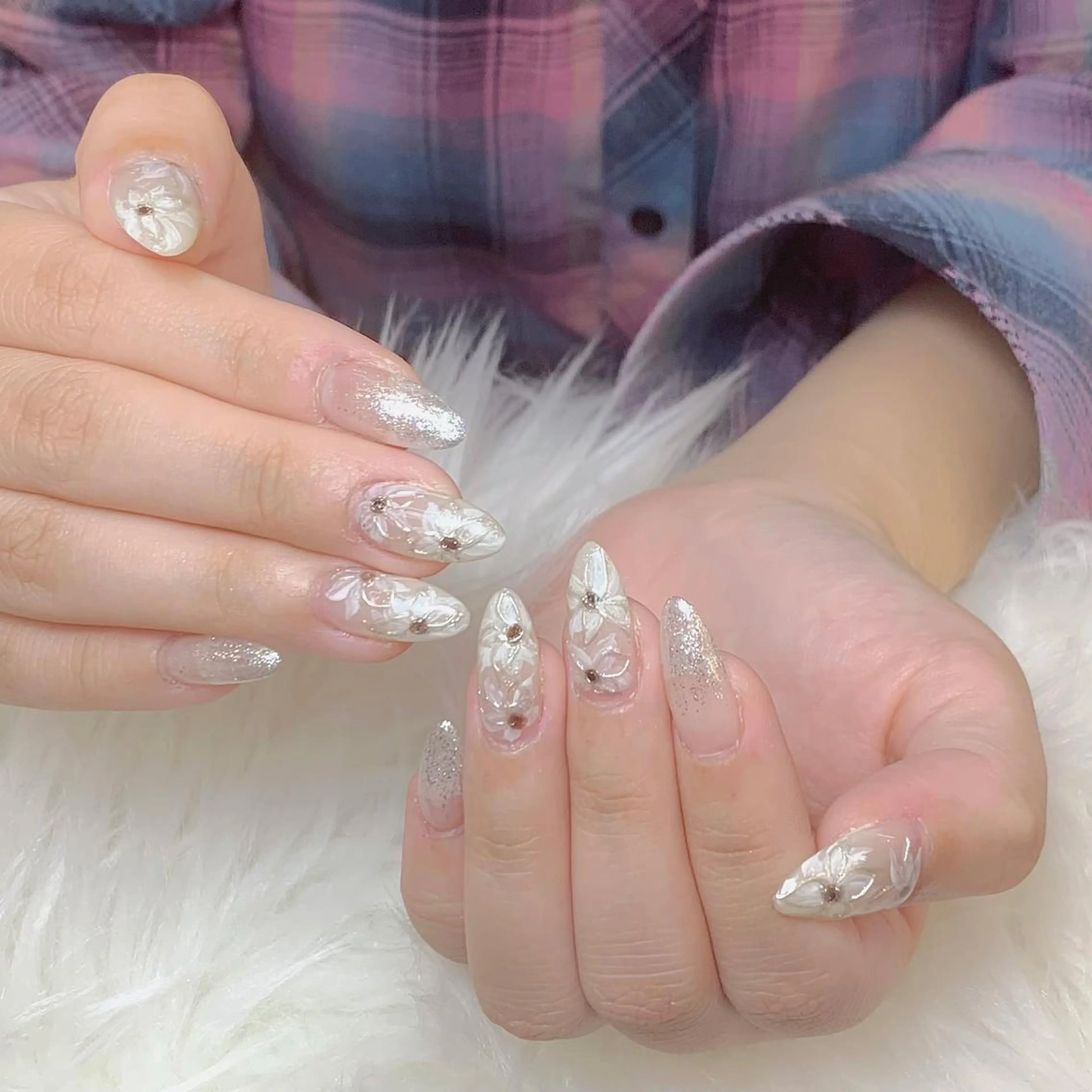 ネイル アートネイル キラキラネイル ホワイト ハンドネイル ハンドケア ヒユ ビューティーのネイルデザイン