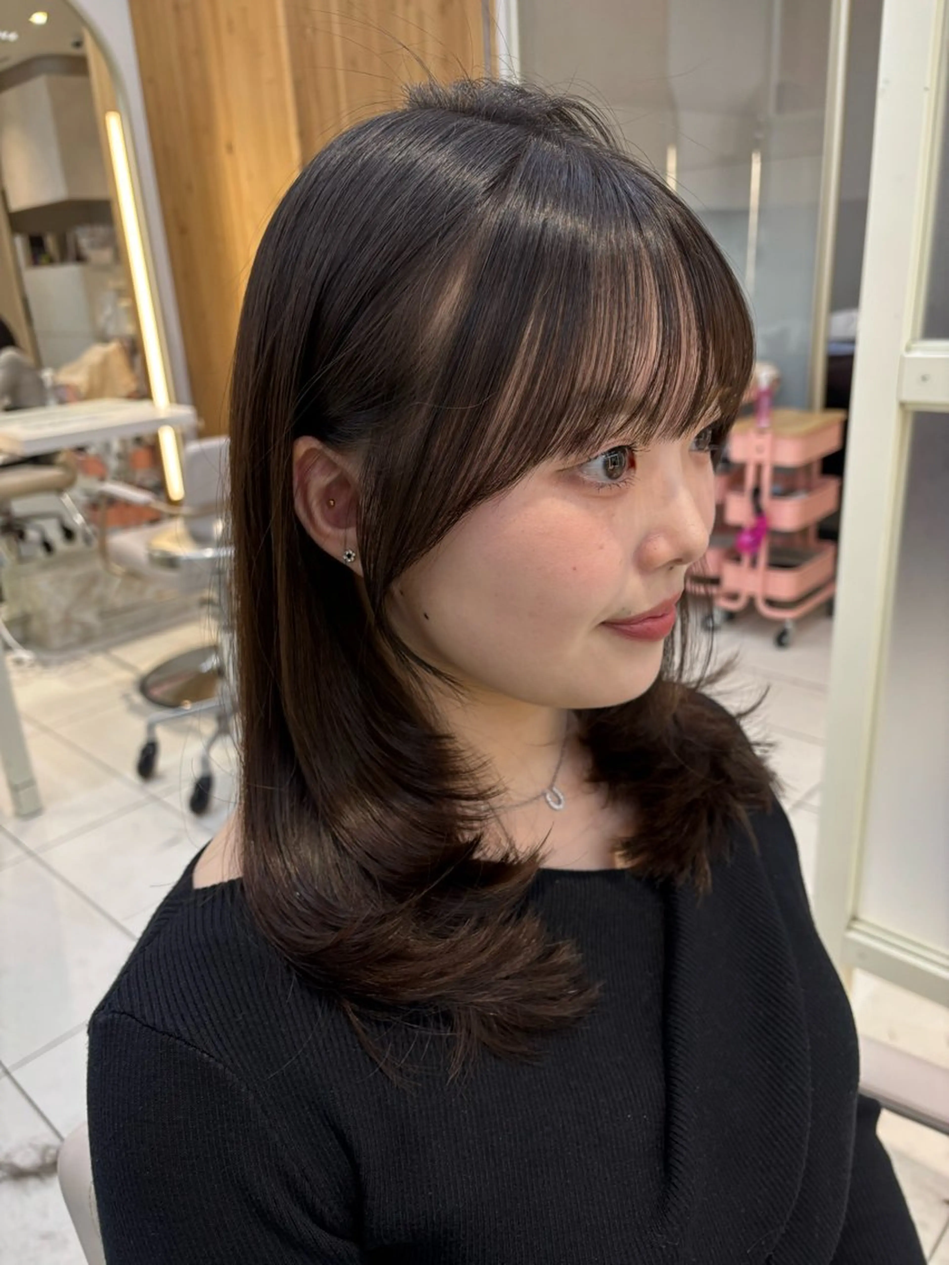 ミディアム カット ヘアカラー トリートメント かなこ／重めレイヤー ／透明感カラーのヘアスタイル