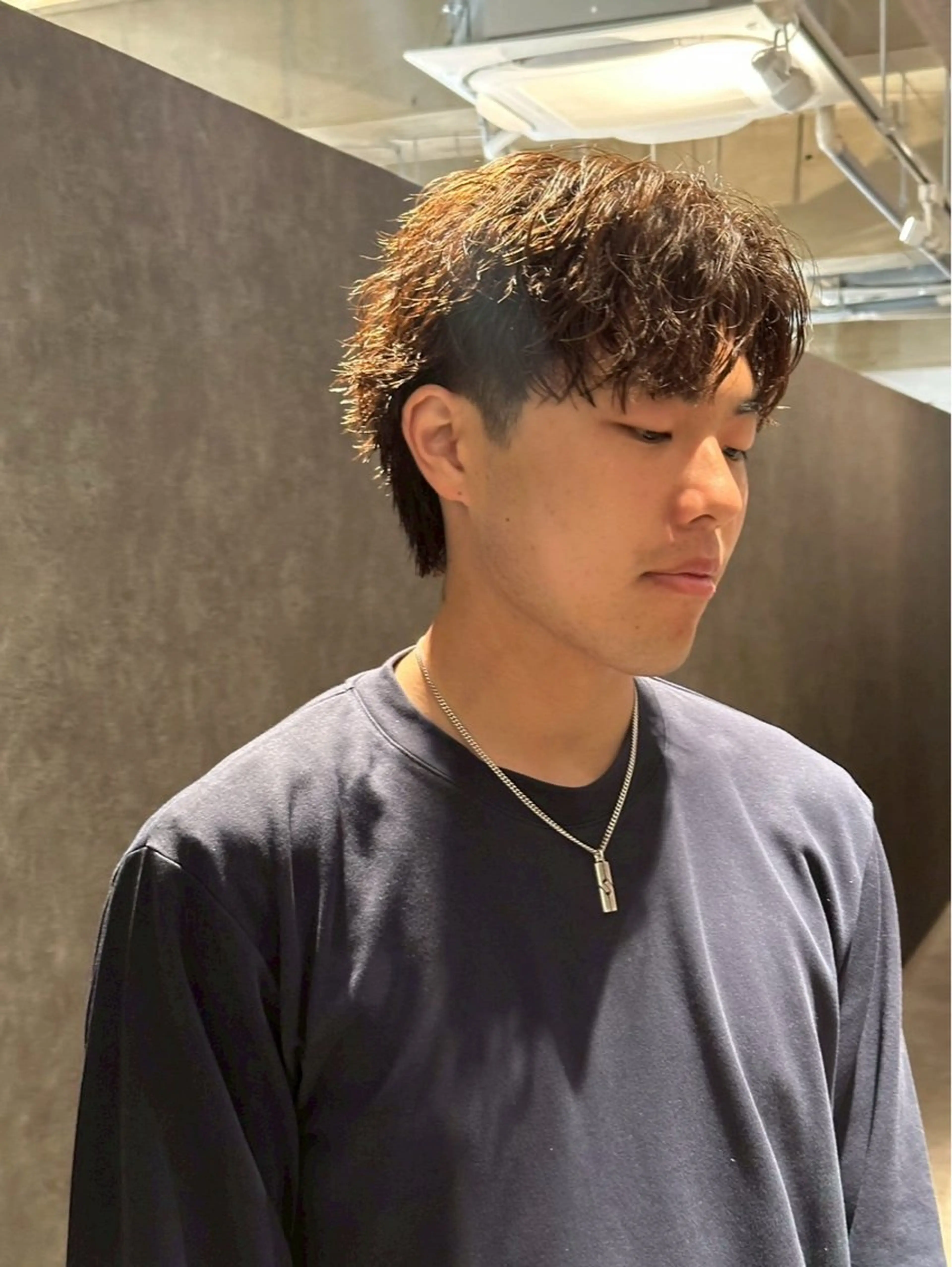 ショート カラー パーマ メンズ メンズブリーチ センターパート フェードカット フェザーパーマ メンズハイライト 金山駅前/メンズ パーマ/真柄 恒輝のヘアスタイル