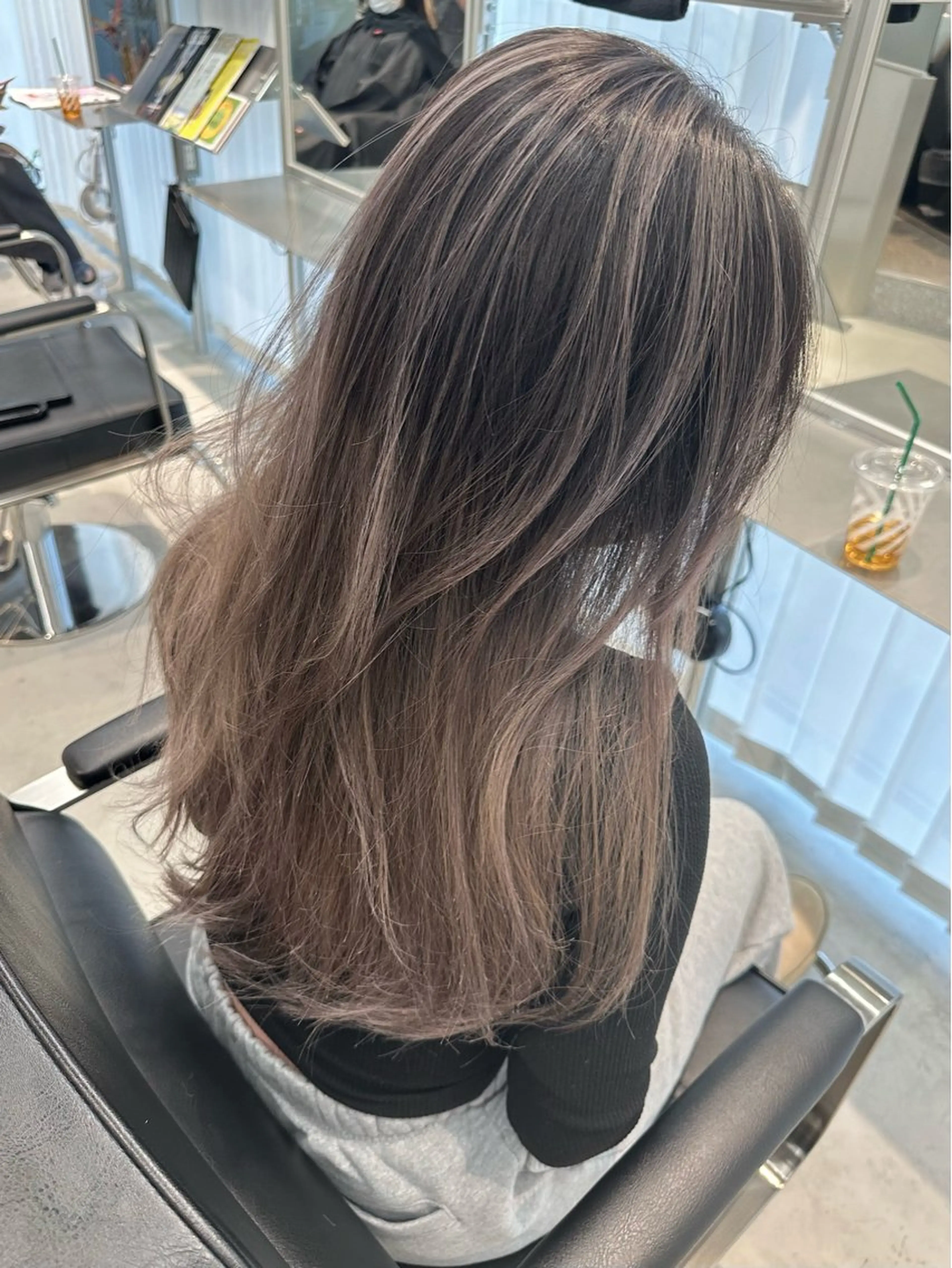 ロング レイヤーカット ヘアカラー 🔷ブリーチバレイヤ ージュ🔷飯野達也のヘアスタイル