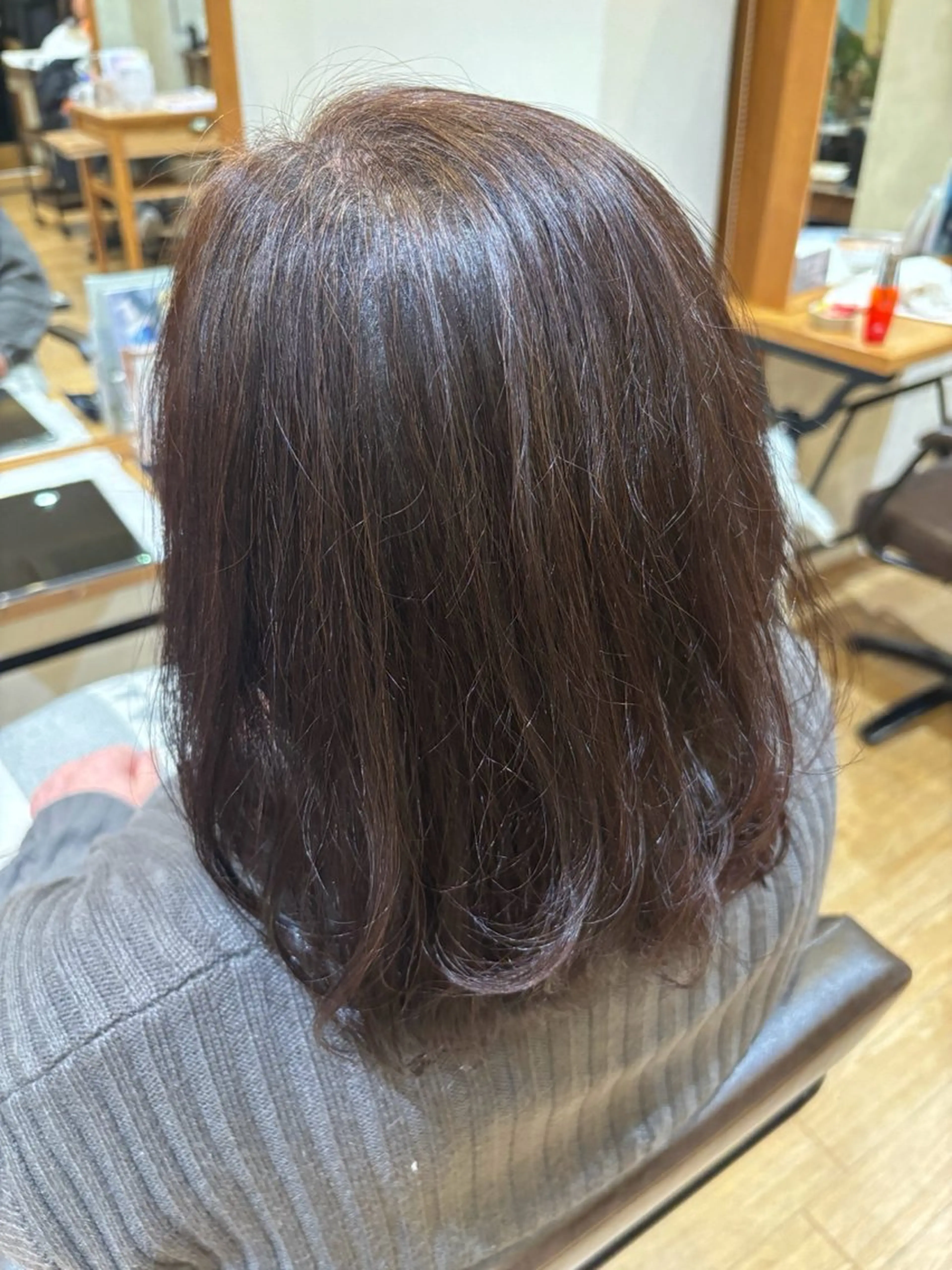 ミディアム レイヤーカット カット ヘアカラー トリートメント 山口 恋のヘアスタイル