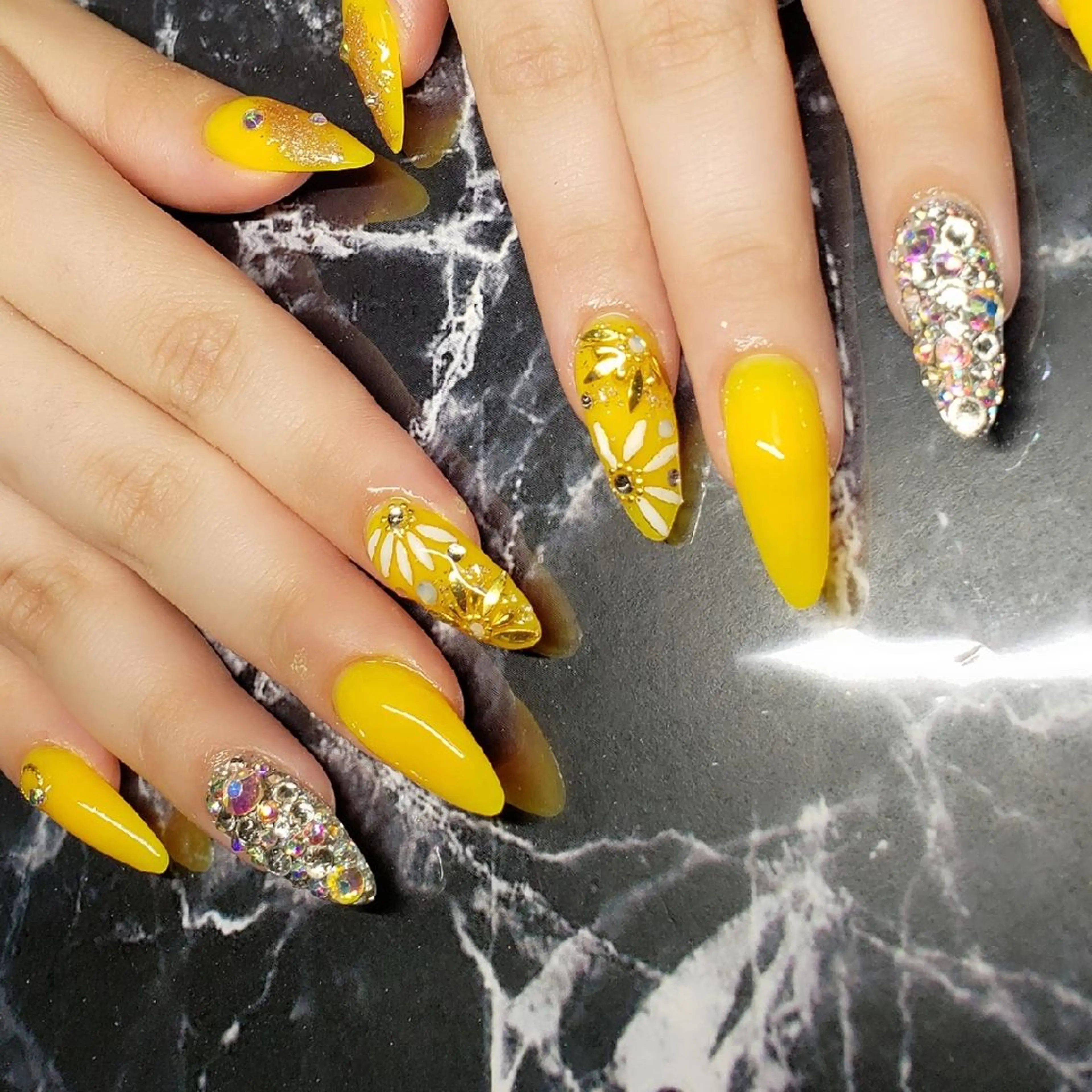 ネイル セミロング ハンドネイル クロキ 。のネイルデザイン