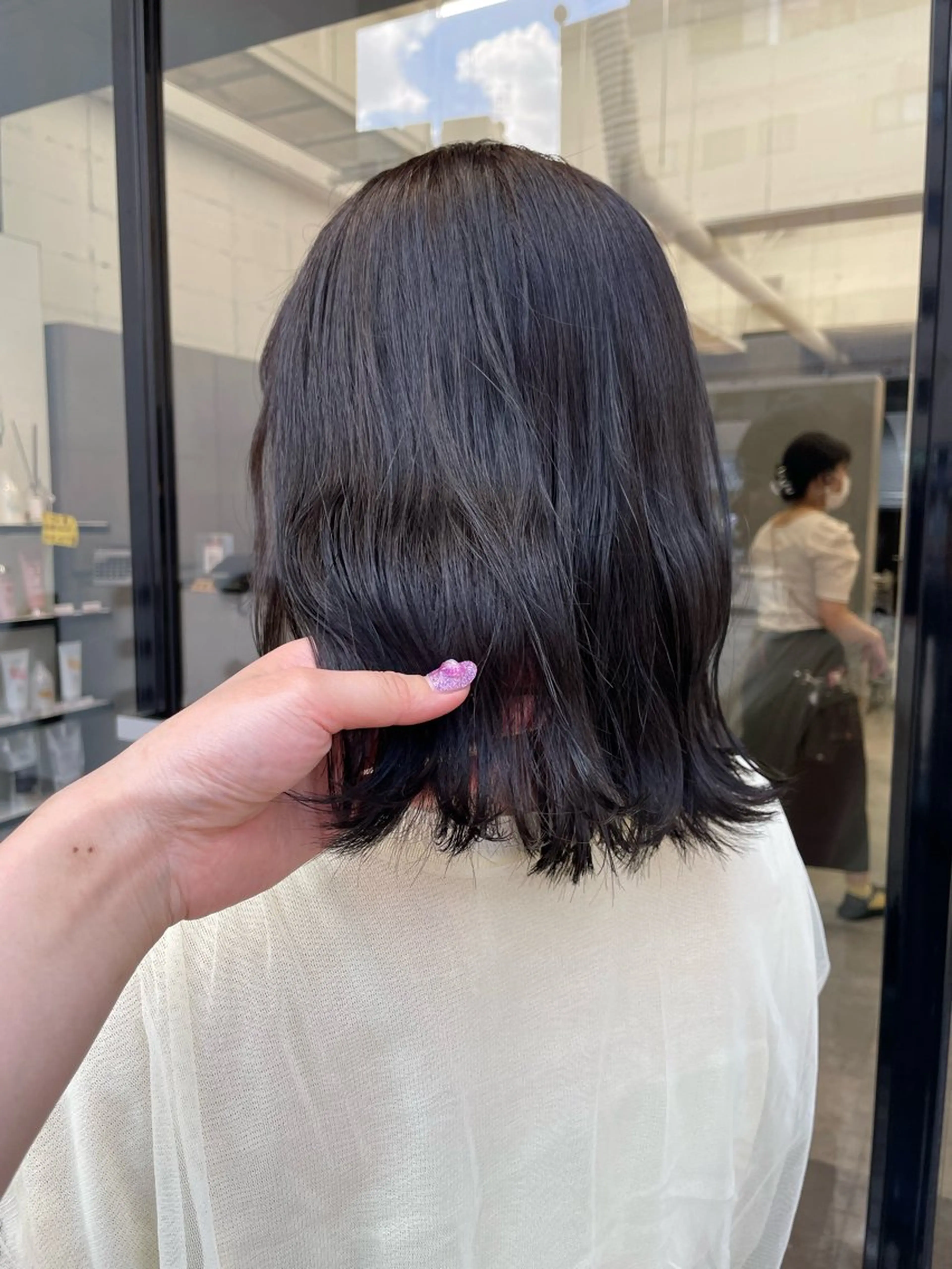 ミディアム カラー ヘアアレンジ カット ヘアカラー トリートメント mika｜ブルーカラ ー｜ハイトーンカラーのヘアスタイル