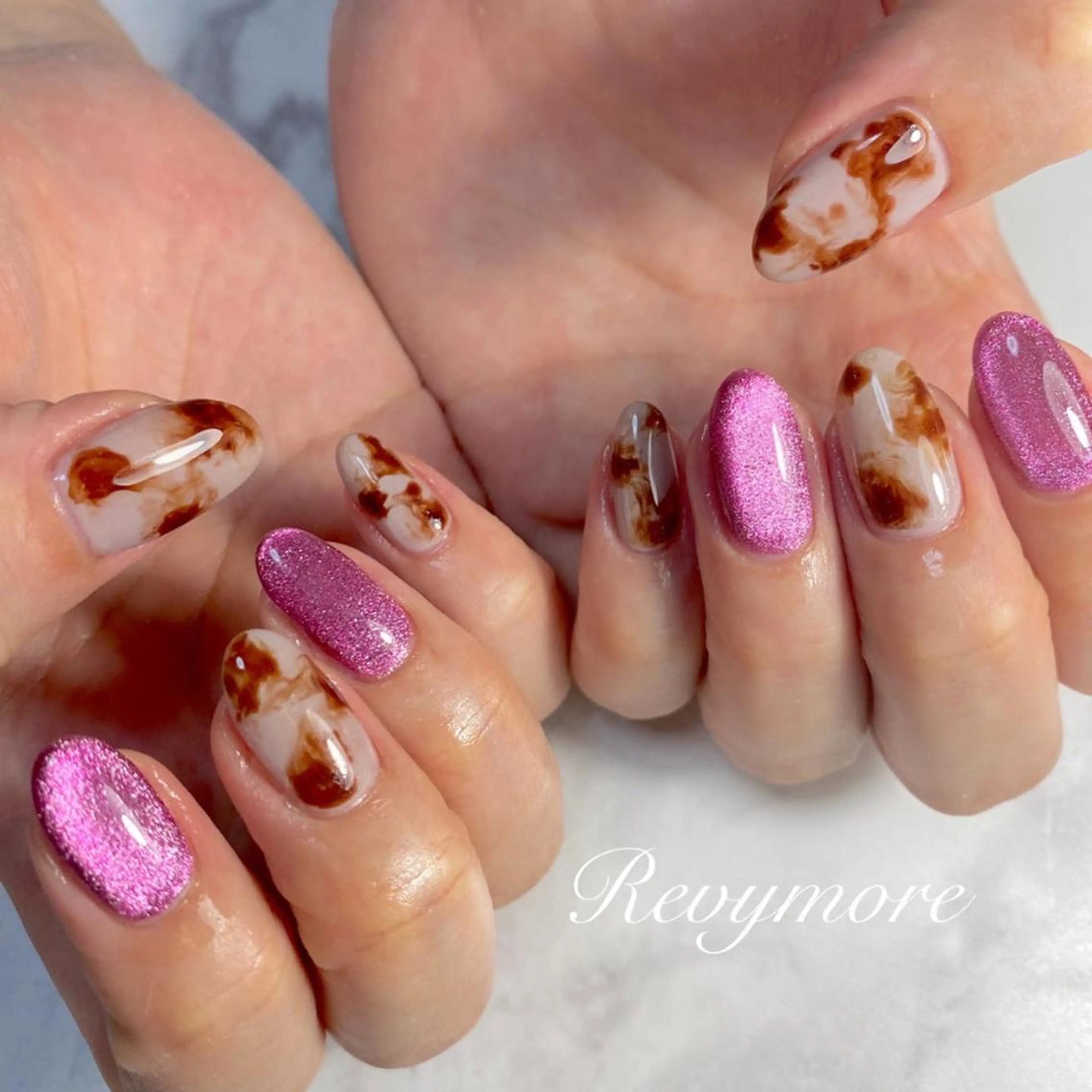 ミディアム ネイル 韓国風ヘア べっ甲ネイル ジェルネイル キラキラネイル 韓国ネイル nail salon Revymore所属・nail salon Revymoreのネイルデザイン