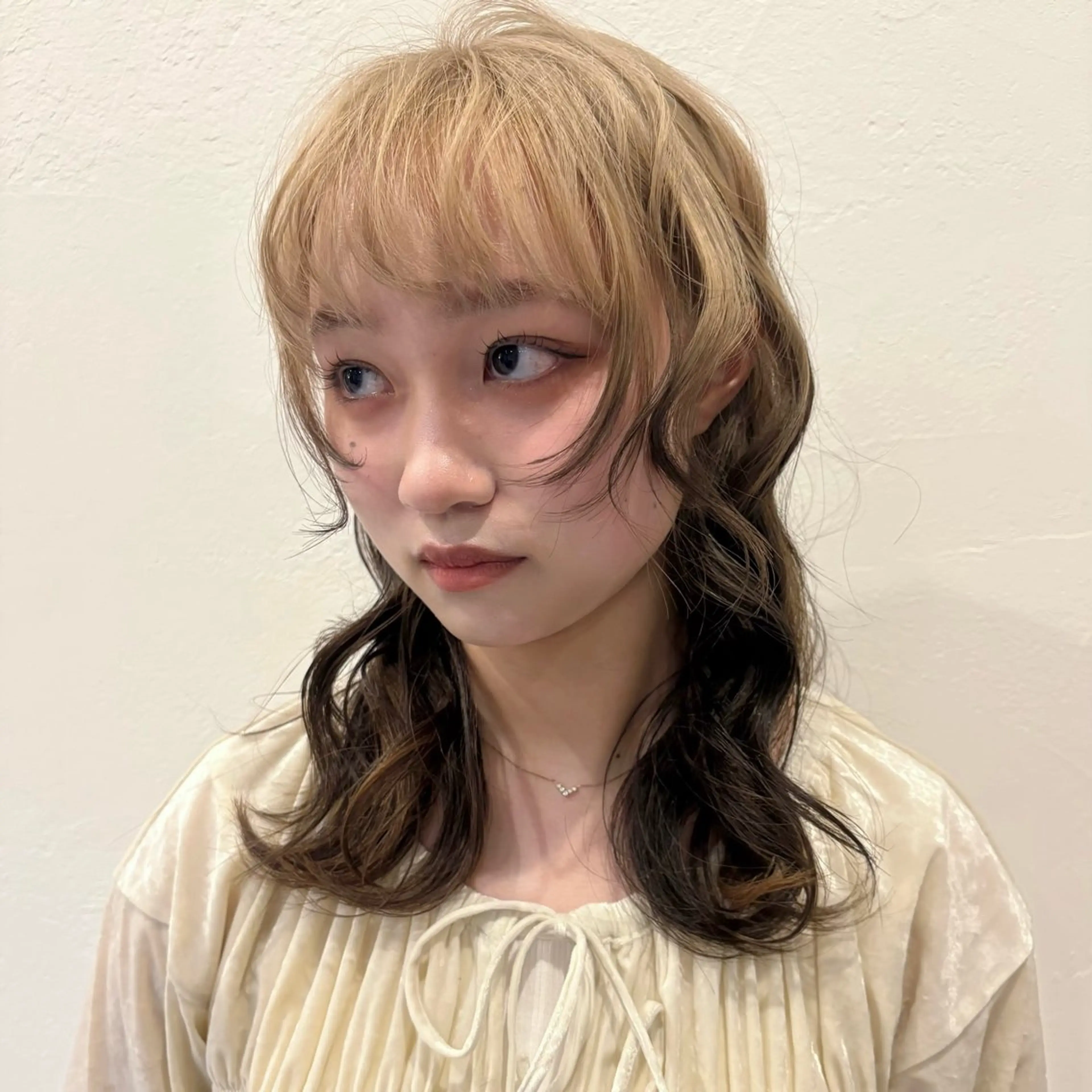 ミディアム カラー ミディアムレイヤー ベージュカラー ブリーチ ブロンド ダブルカラー カット ヘアカラー トリートメント ひなた 艶カラー/渋谷のヘアスタイル