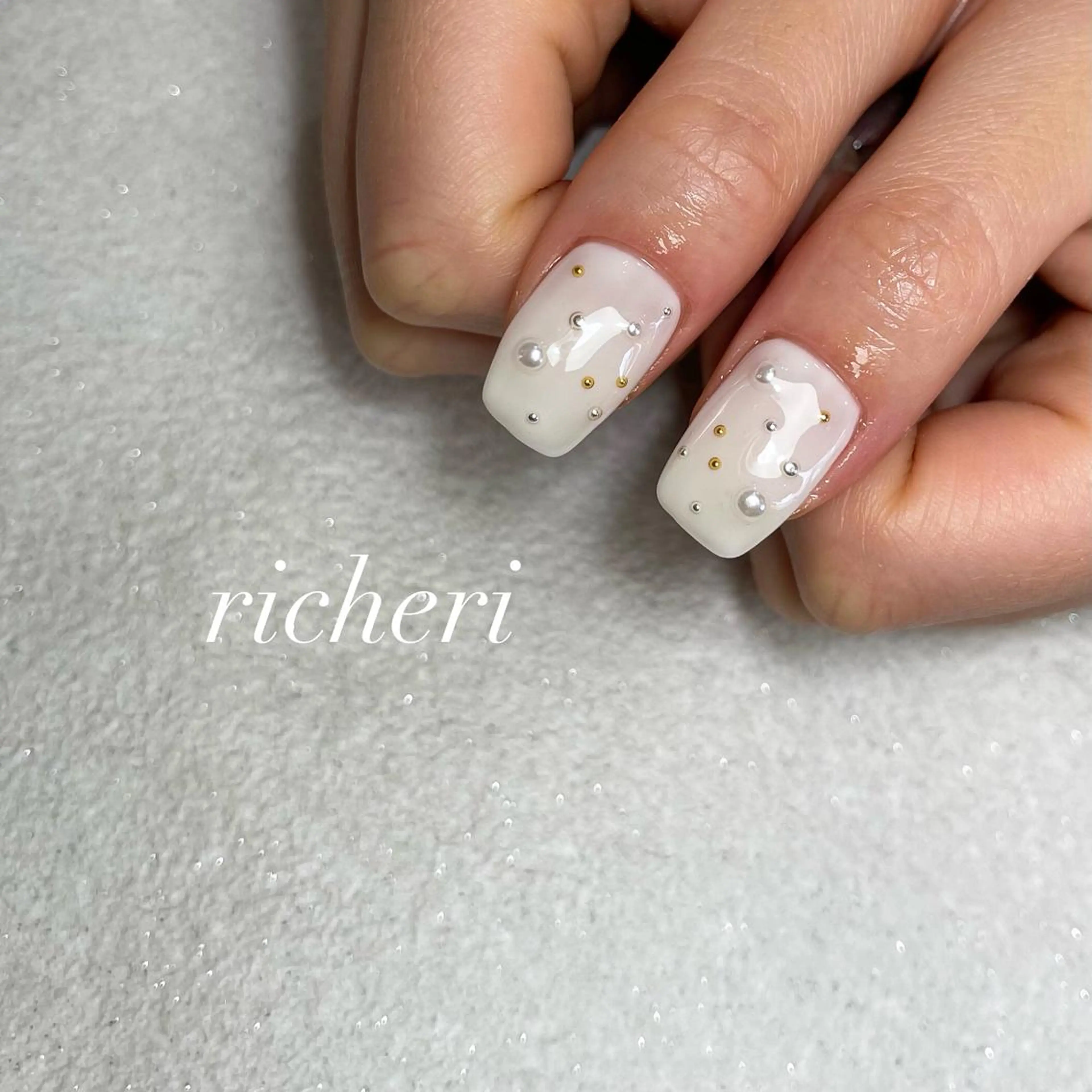 ミディアム ネイル イエローカラー アートネイル ジェルネイル ゴールド ニュアンスネイル richeri beautyのエステ・リラクイメージ