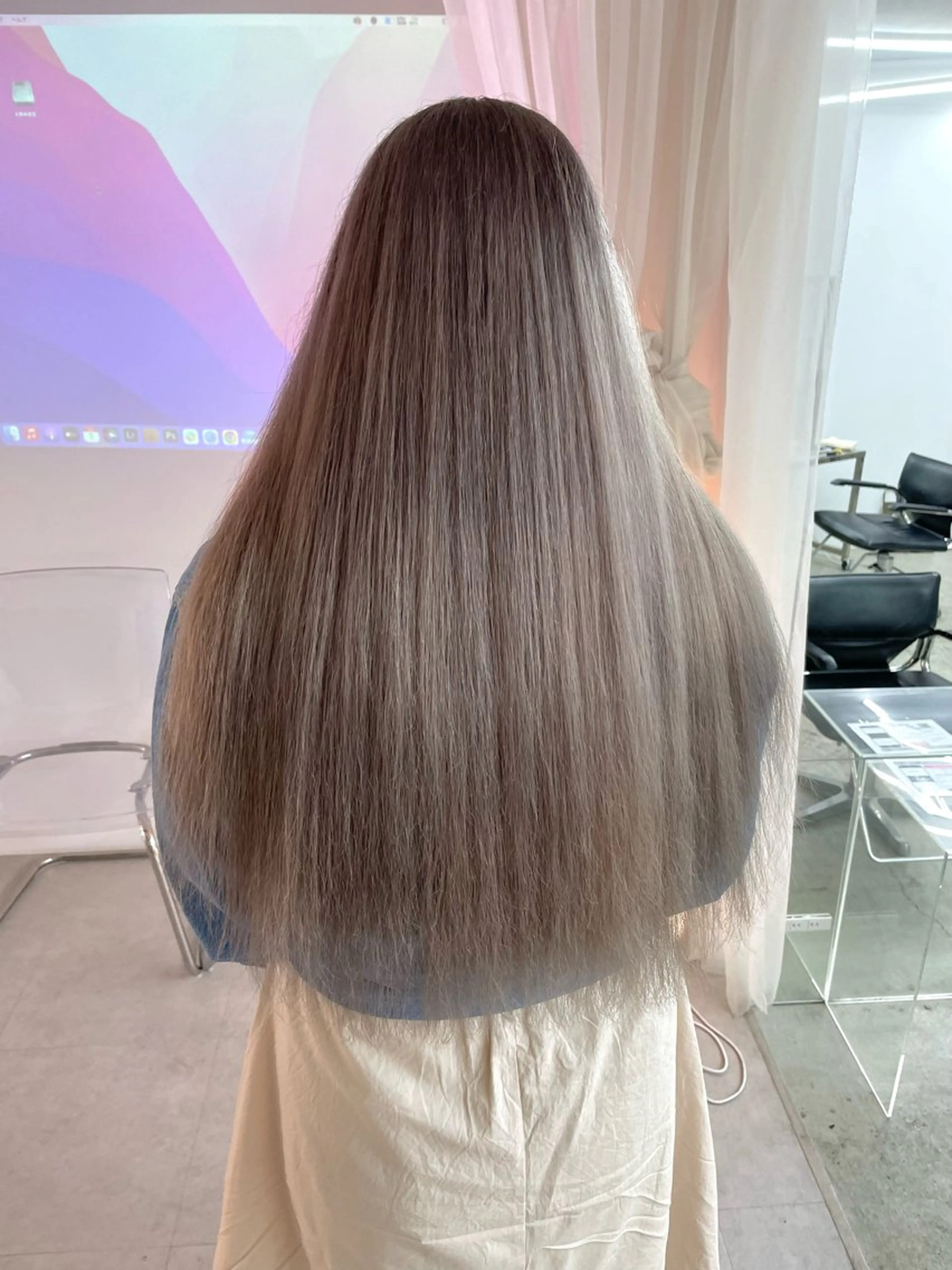 ロング カラー ブリーチ ヘアカラー トリートメント nishiura nanasaのヘアスタイル