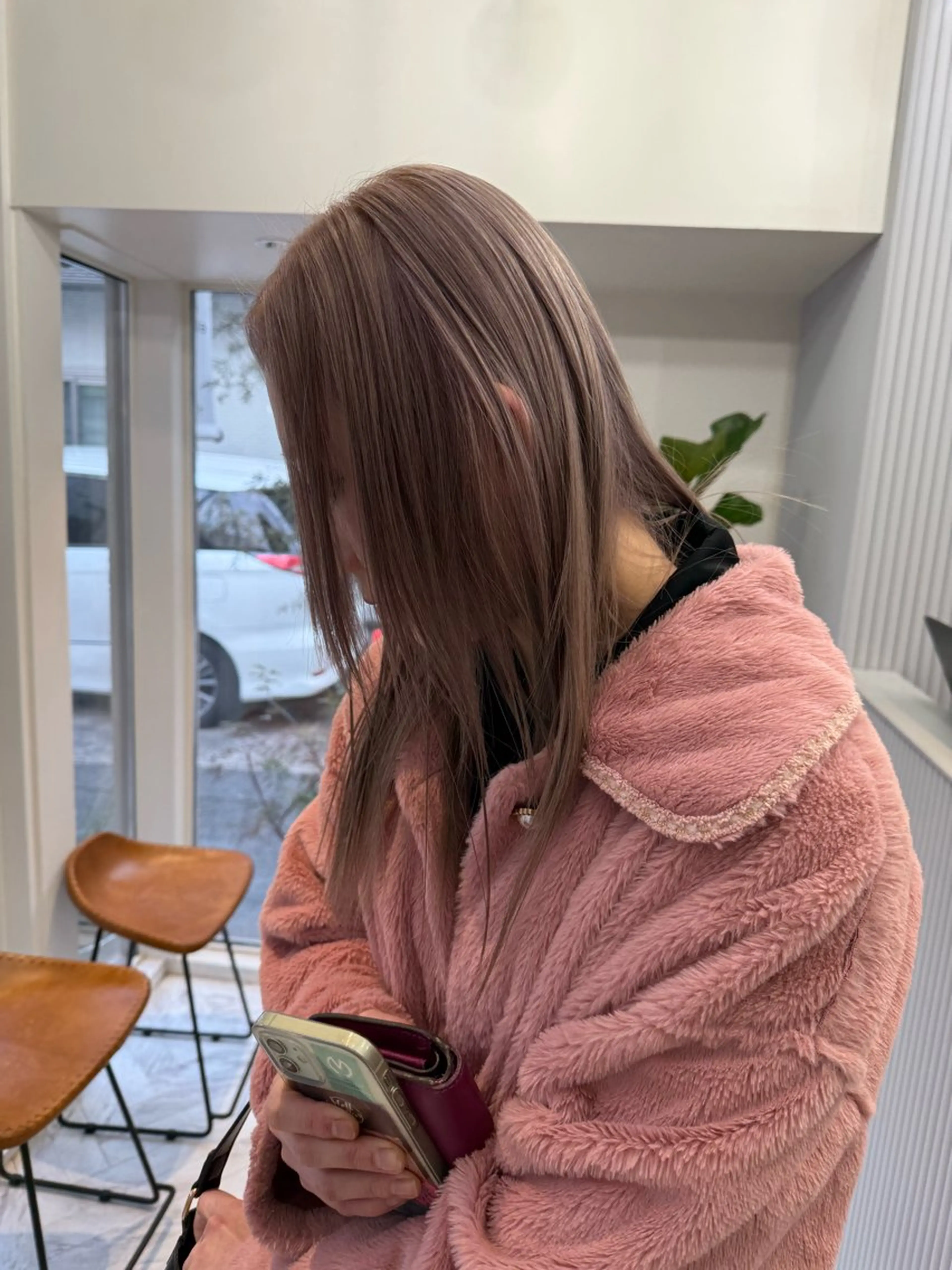 ロング カラー ミルクティー× グレージュMOMOのヘアスタイル