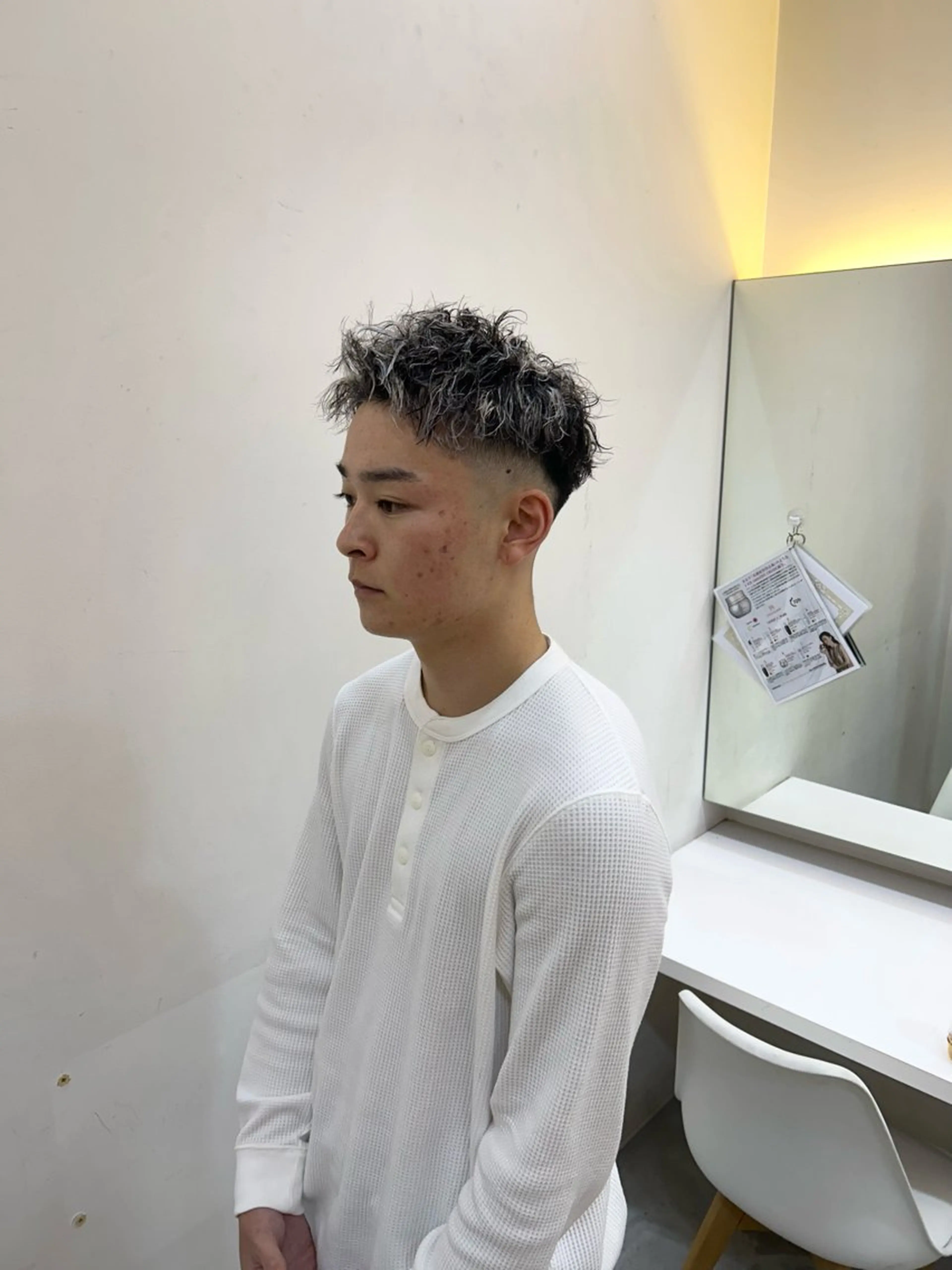 ショート カラー パーマ メンズ メンズハイライト メンズパーマ メンズツイストパーマ ハイライトカラー ハイライト カット ヘアカラー パーマ メンズパーマ/ フェード Tumのヘアスタイル