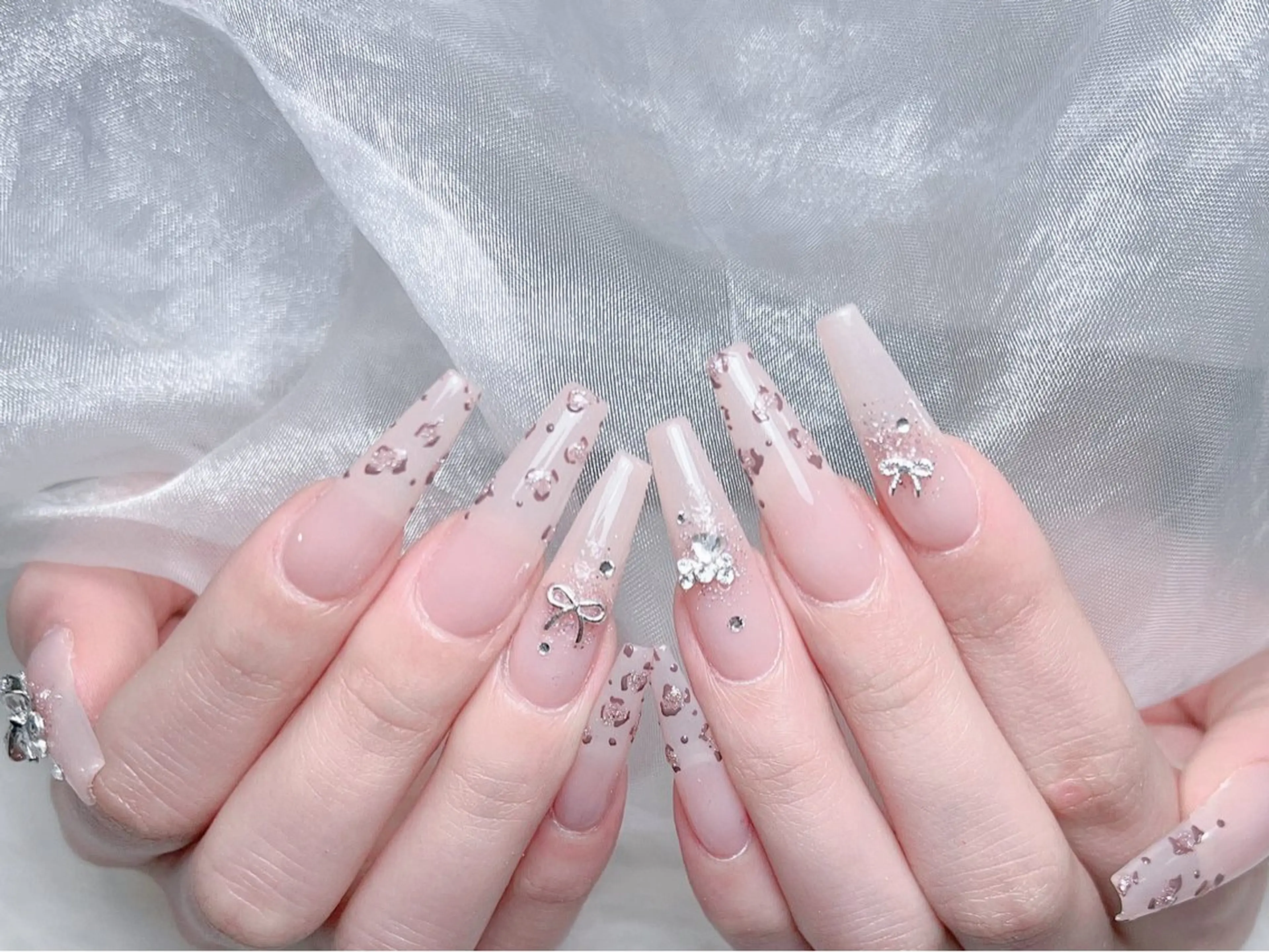 ネイル 成人式 ロングネイル マグネットネイル 大理石ネイル(マーブル) リボン ハンドネイル MoMoA Nail ネイル長さ出し専門店のネイルデザイン