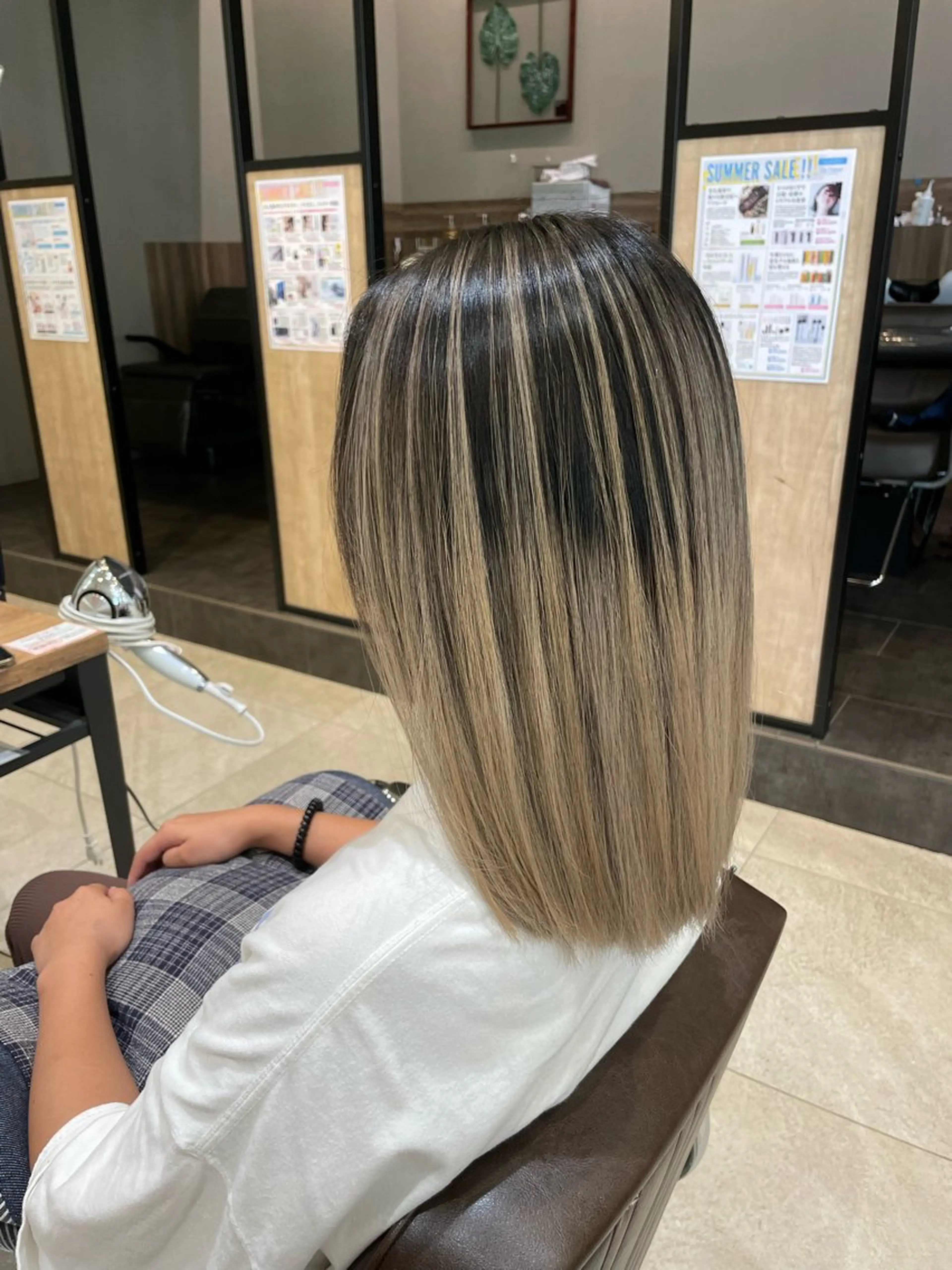 セミロング カラー バレイヤージュ ベージュカラー ホワイトベージュ レイヤーカット AGU hair vigor 三条店所属・AGU 三条店 林　雄のヘアスタイル