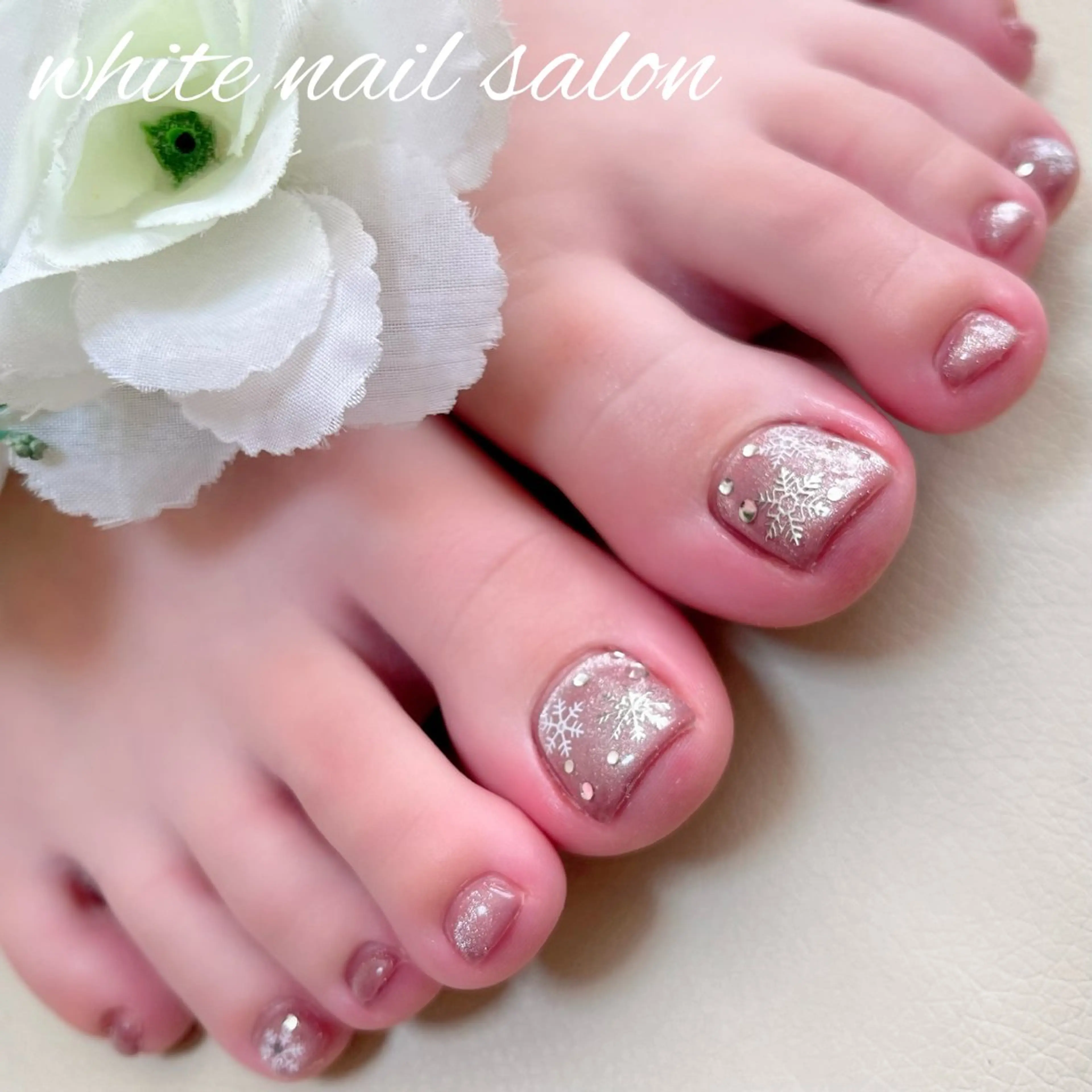 ネイル ラメ(グリッター) フットネイル white nail salonのネイルデザイン