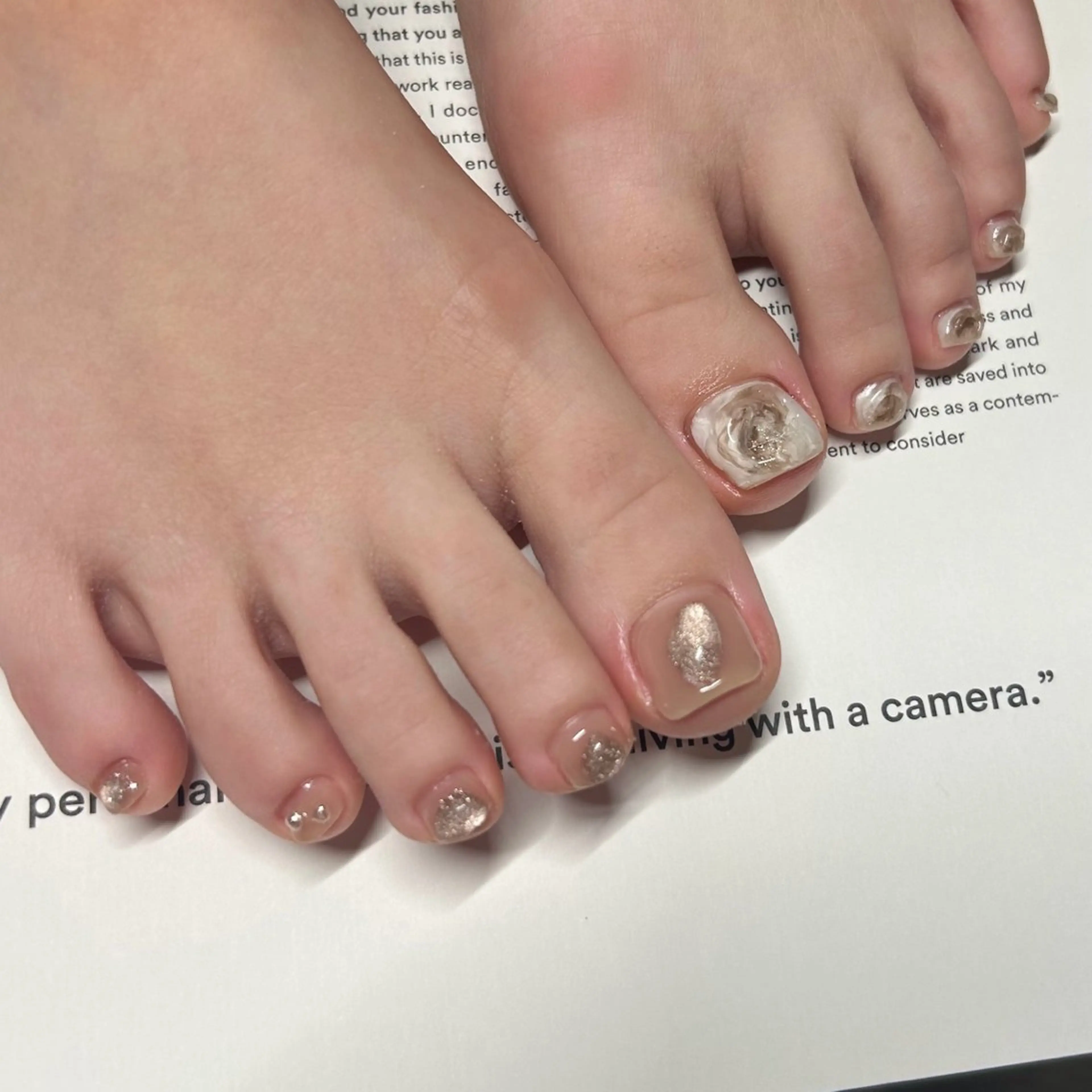 ネイル ブルー フットネイル ジェルネイル キラキラネイル 韓国ネイル RooM -produce by maynail-所属・RooM -mizuki-のネイルデザイン