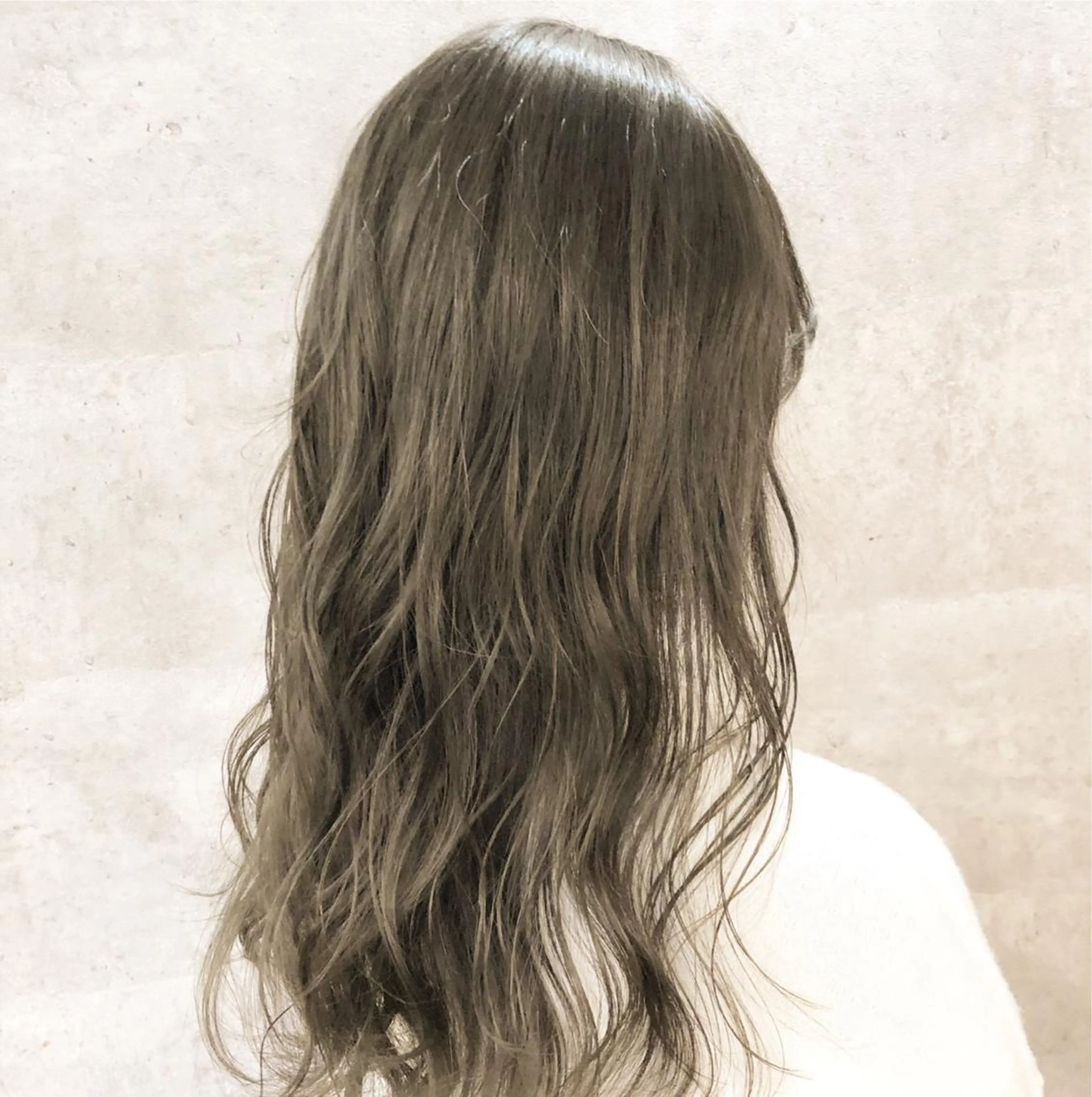 ロング カラー 透明感カラー グレージュ i  plus＋所属・髪質改善で 憧れの潤艶美髪にのヘアスタイル