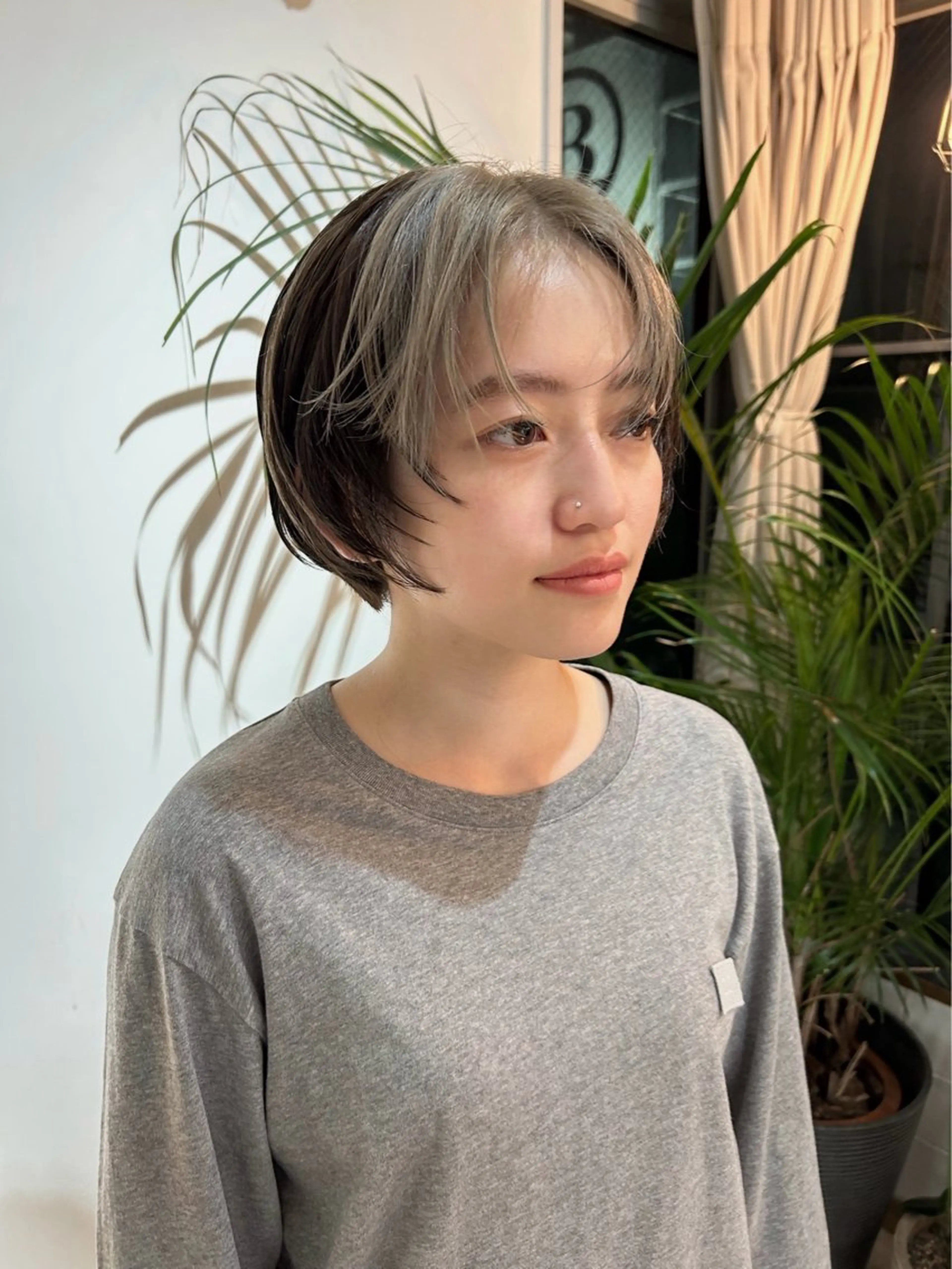 ショート カラー ブリーチ デザインカラー ハイライトカラー ハイトーンカラー シルバー ヘアカラー トリートメント レイヤーカット/栄/ 顔周り/キトウモエノのヘアスタイル